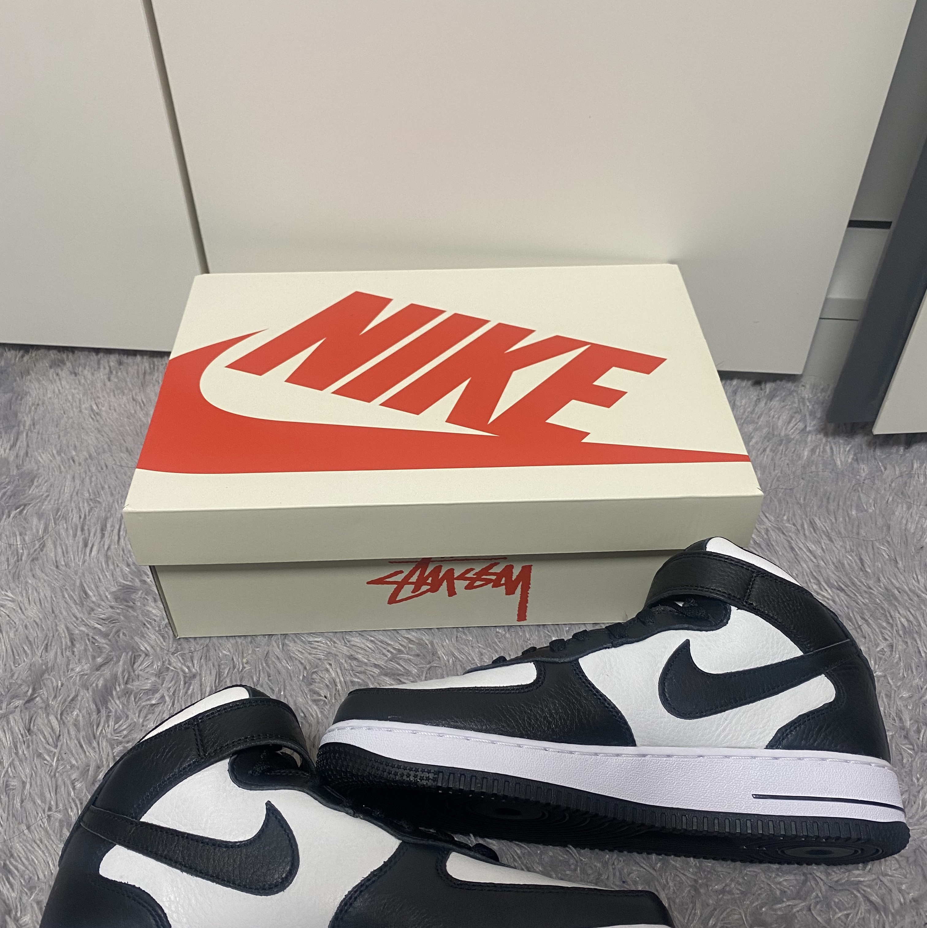 Nike x Stussy Air Force 1 '07 Mid SP Black and Light Bone 착용 스타일 - 1