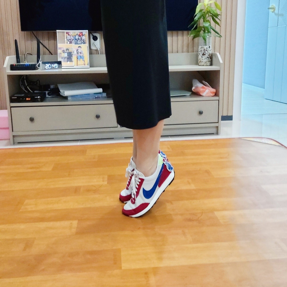 (W) Nike Daybreak Sail Deep Royal Blue Pomegranate 착용 스타일