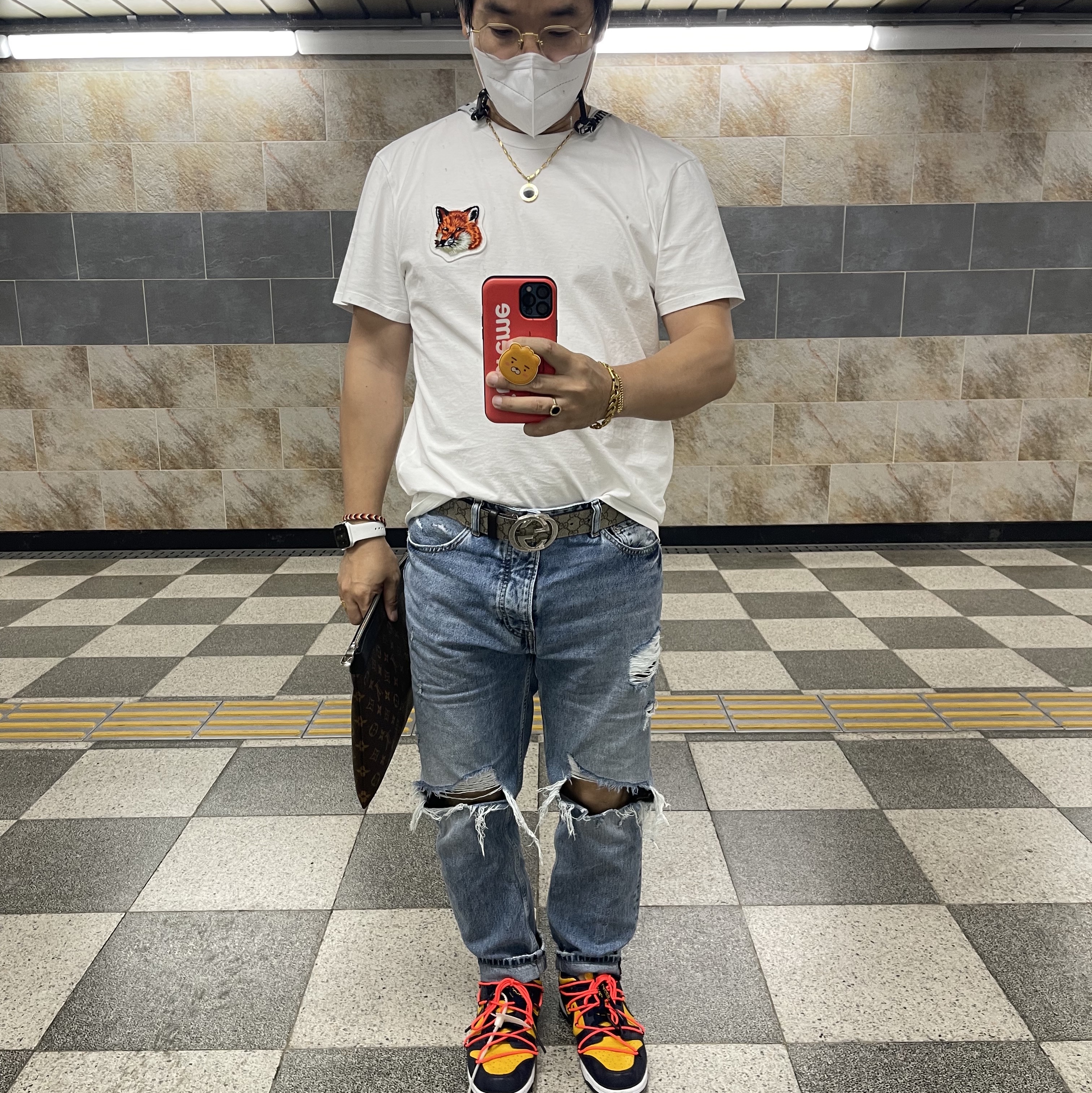 Adidas Yeezy Boost 350 V2 Beluga - Reflective, Nike x Off-White Dunk Low University Gold Midnight Navy 착용 스타일 - 2