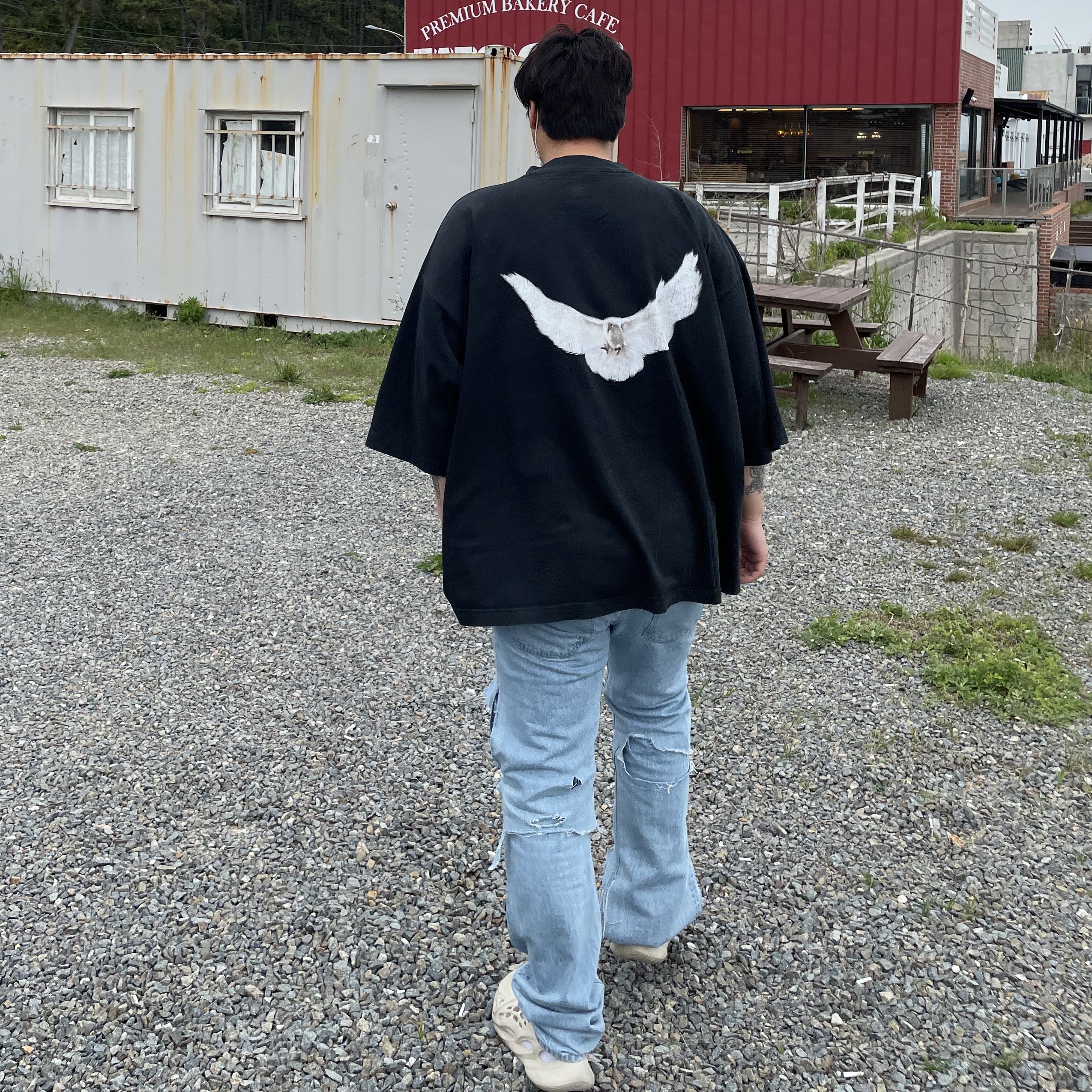 Yeezy Gap Engineered By Balenciaga Dove 3/4 Sleeve T-Shirt Washed Black, Adidas Yeezy Foam RNNR Sand 착용 스타일 - 2