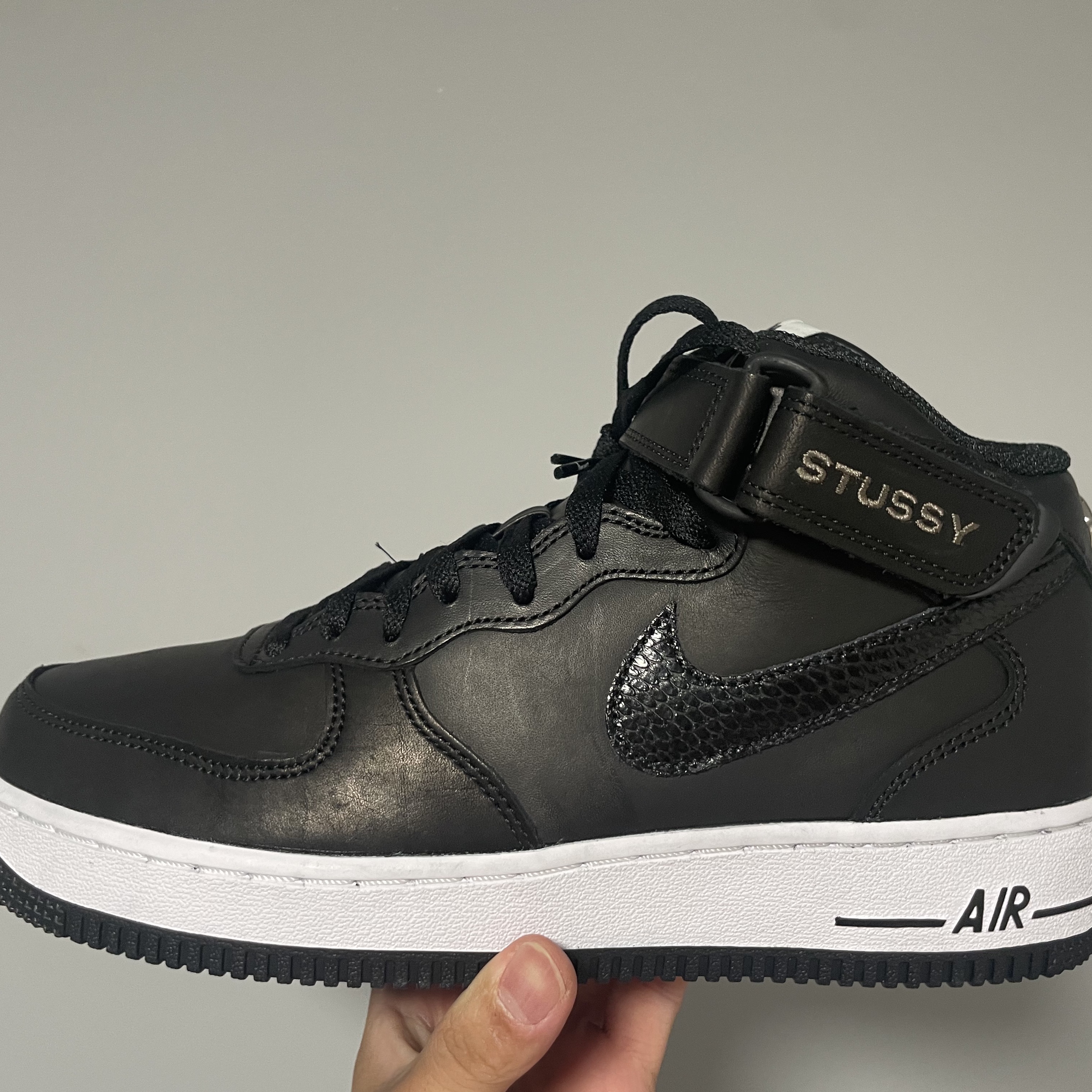 Nike x Stussy Air Force 1 '07 Mid SP Black 착용 스타일 - 1