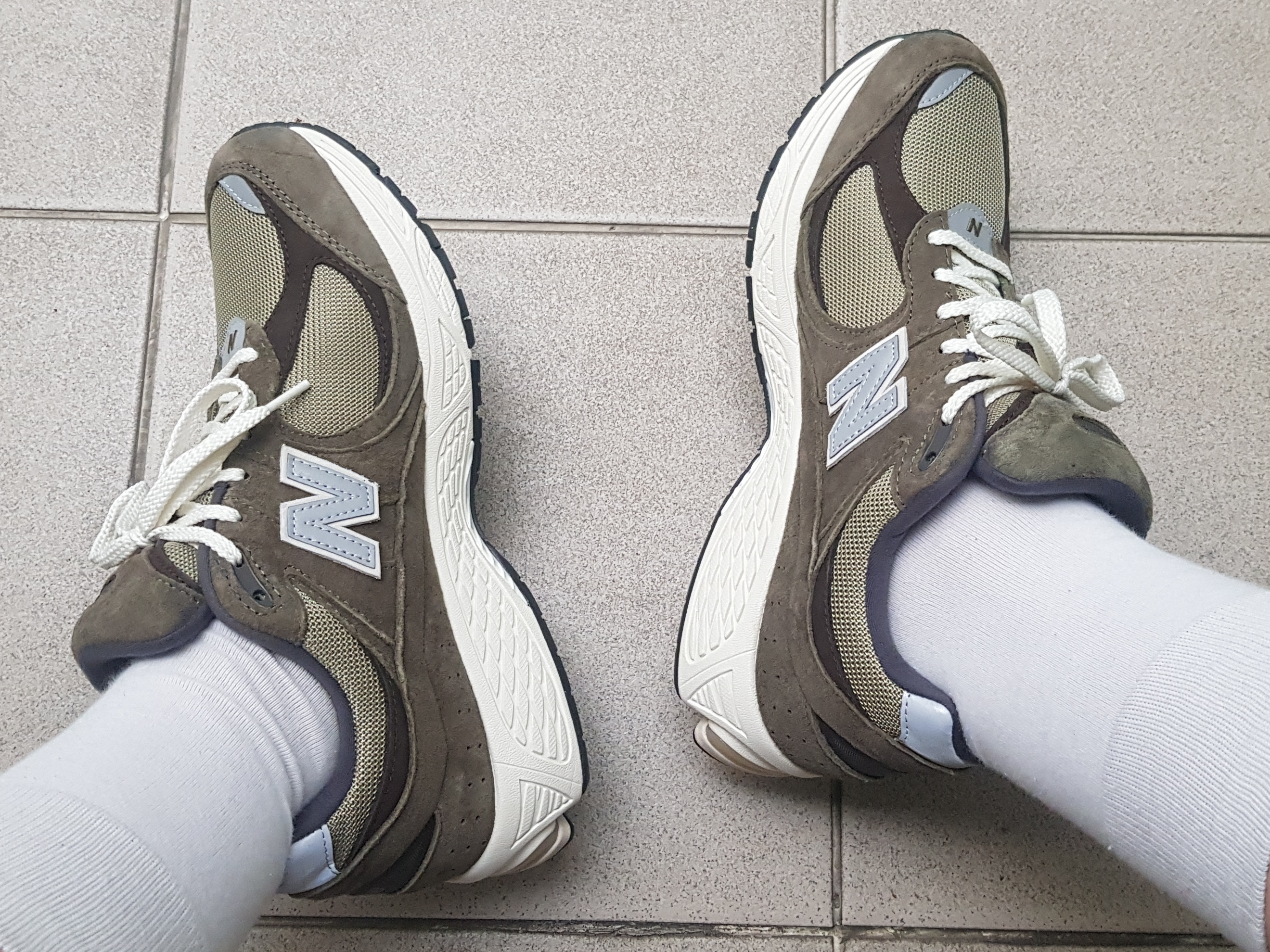 New Balance 2002R Special Vintage Khaki 착용 스타일