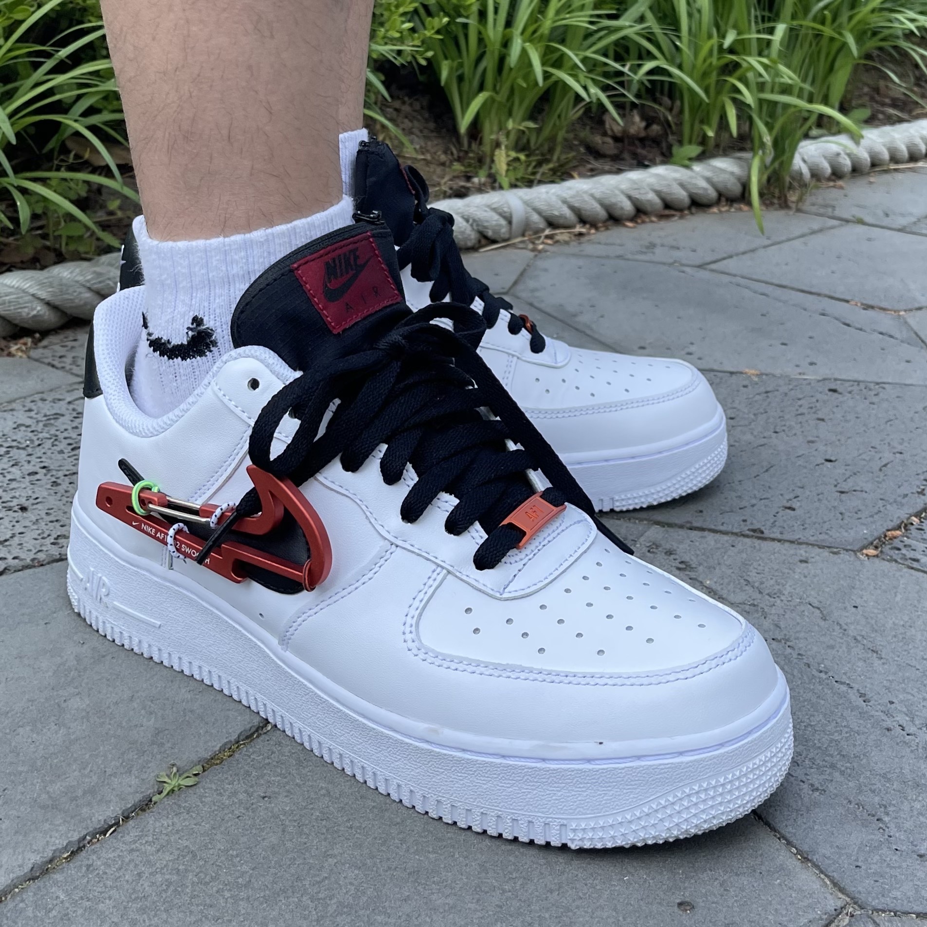 Nike Air Force 1 '07 PRM Carabiner Red 착용 스타일