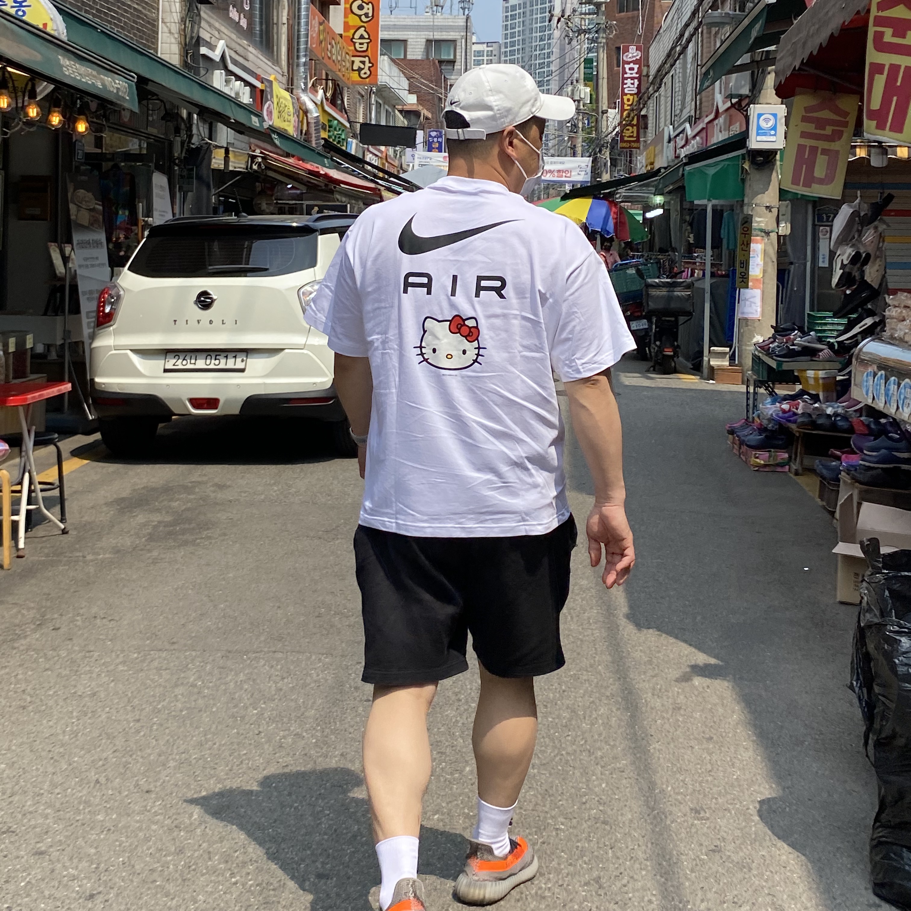 Nike x Hello Kitty NRG Air T-Shirt White - Asia, Adidas Yeezy Boost 350 V2 Beluga - Reflective 착용 스타일