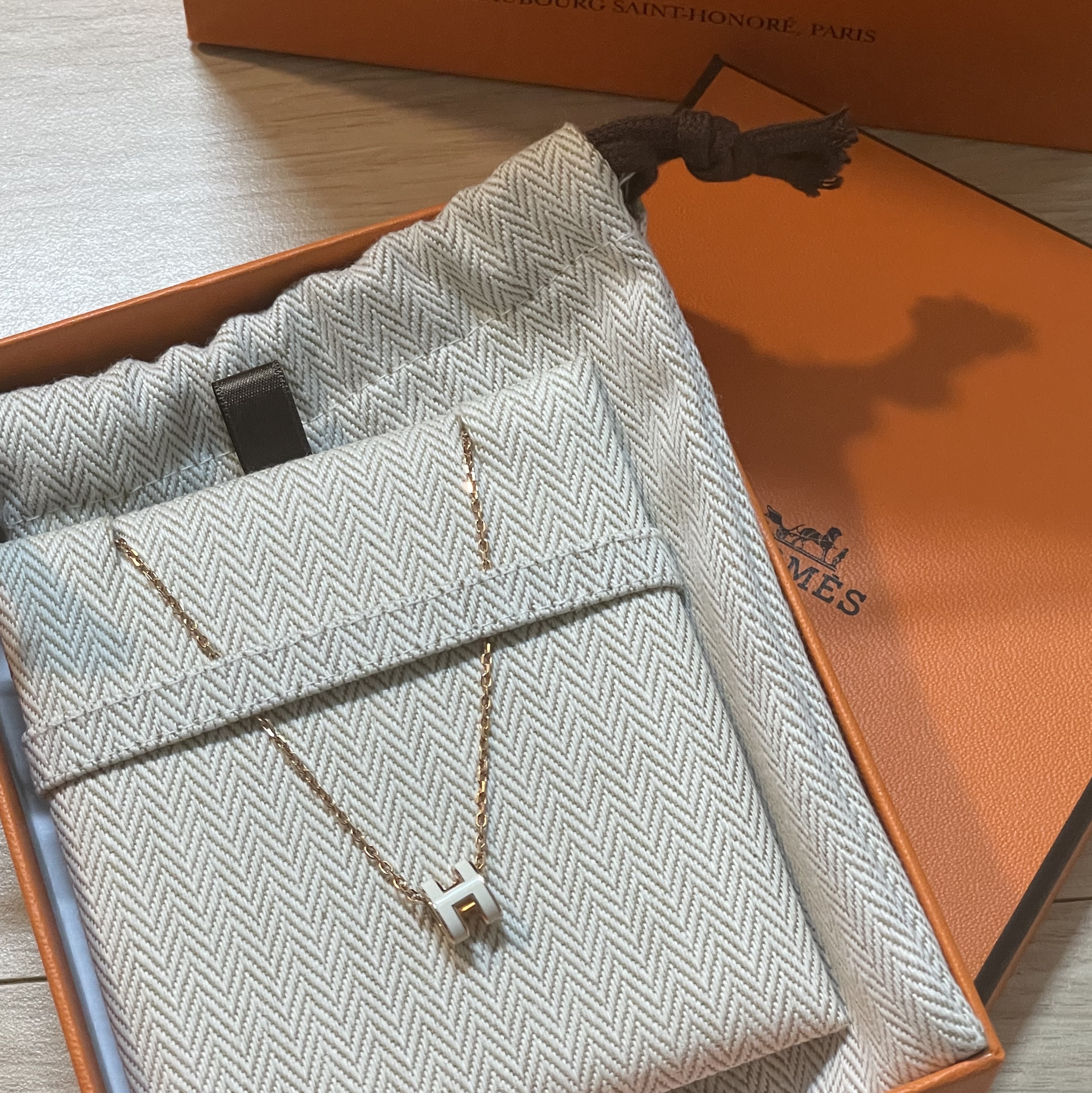 (W) Hermes Mini Pop H Pendant Rose Gold & Blanc 착용 스타일 - 1
