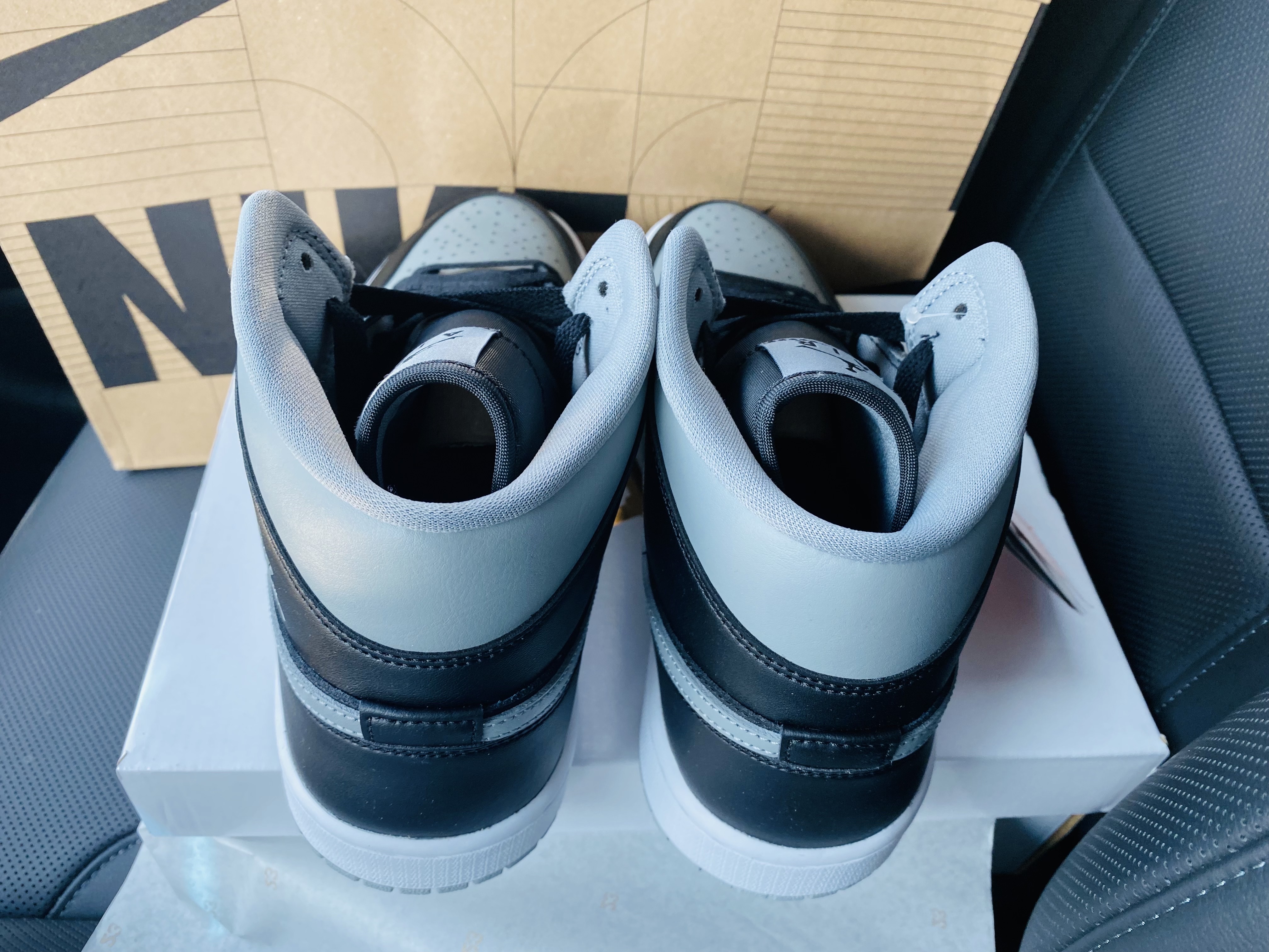 (W) Jordan 1 Mid Black Particle Grey 착용 스타일 - 5