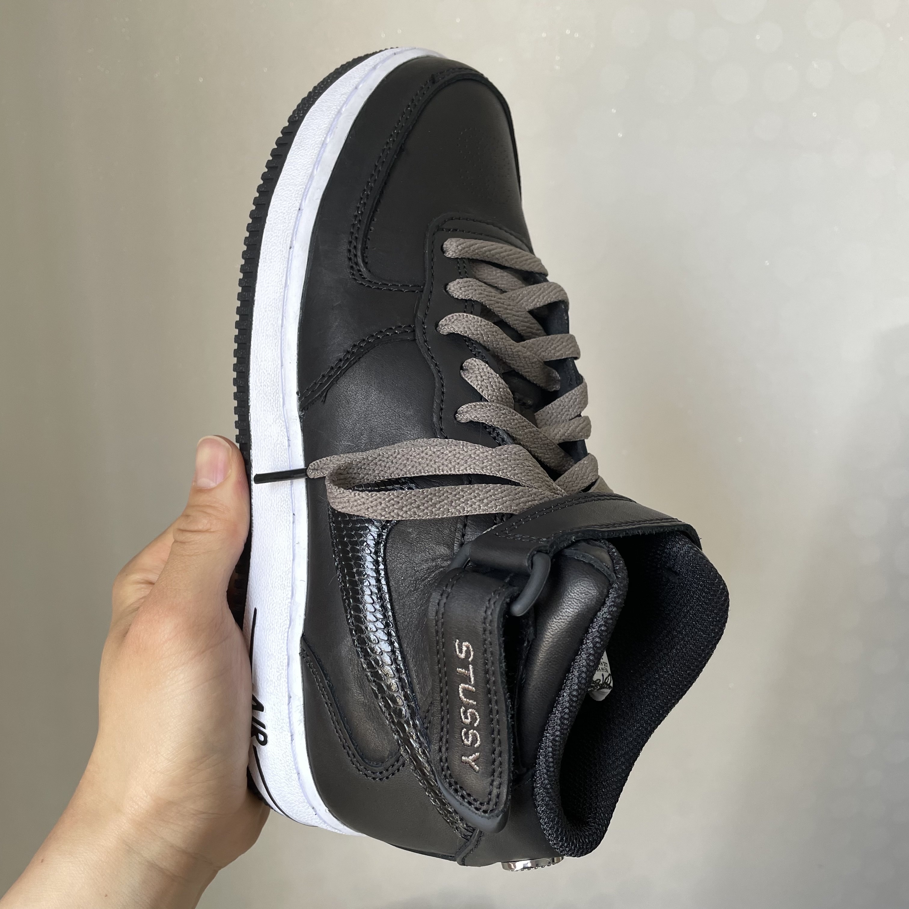 Nike x Stussy Air Force 1 '07 Mid SP Black 착용 스타일 - 4