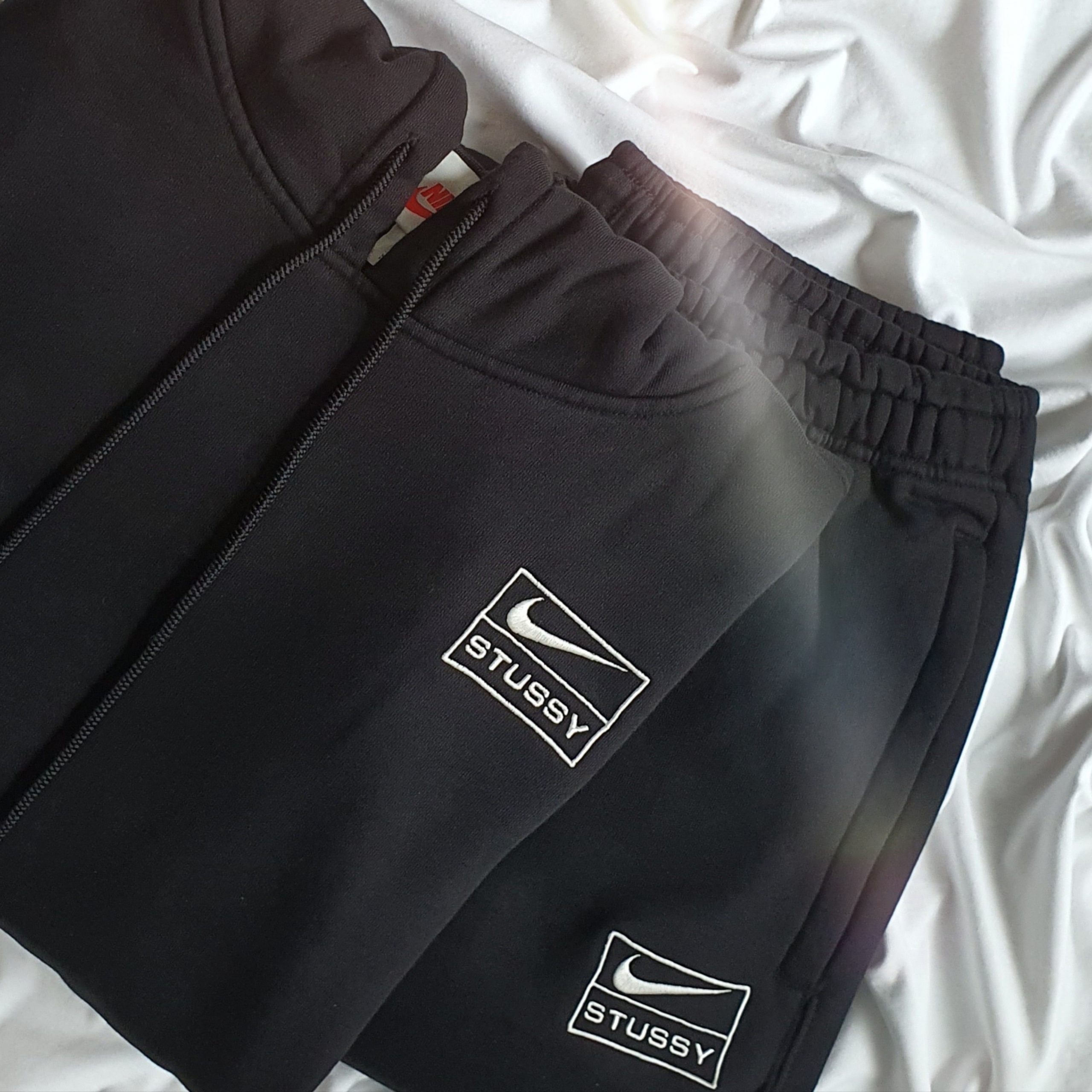 Nike x Stussy NRG RA Washed Pullover Hoodie Black (DN4028-010), Nike x Stussy NRG RA Washed Fleece Pants Black (DN4030-010) 착용 스타일