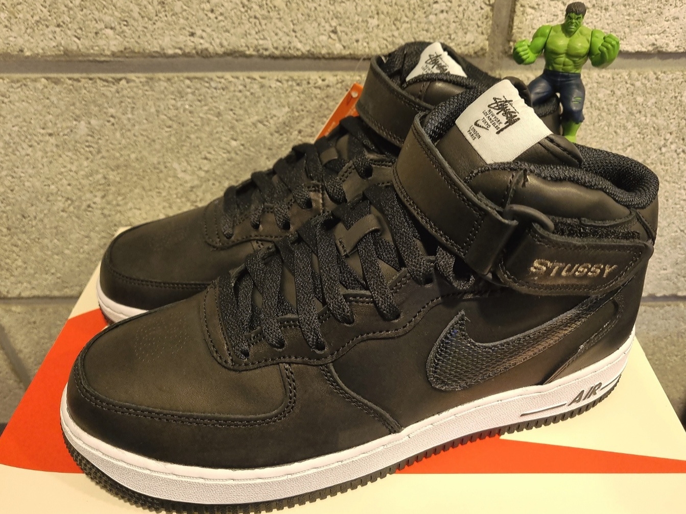 Nike x Stussy Air Force 1 '07 Mid SP Black 착용 스타일 - 1