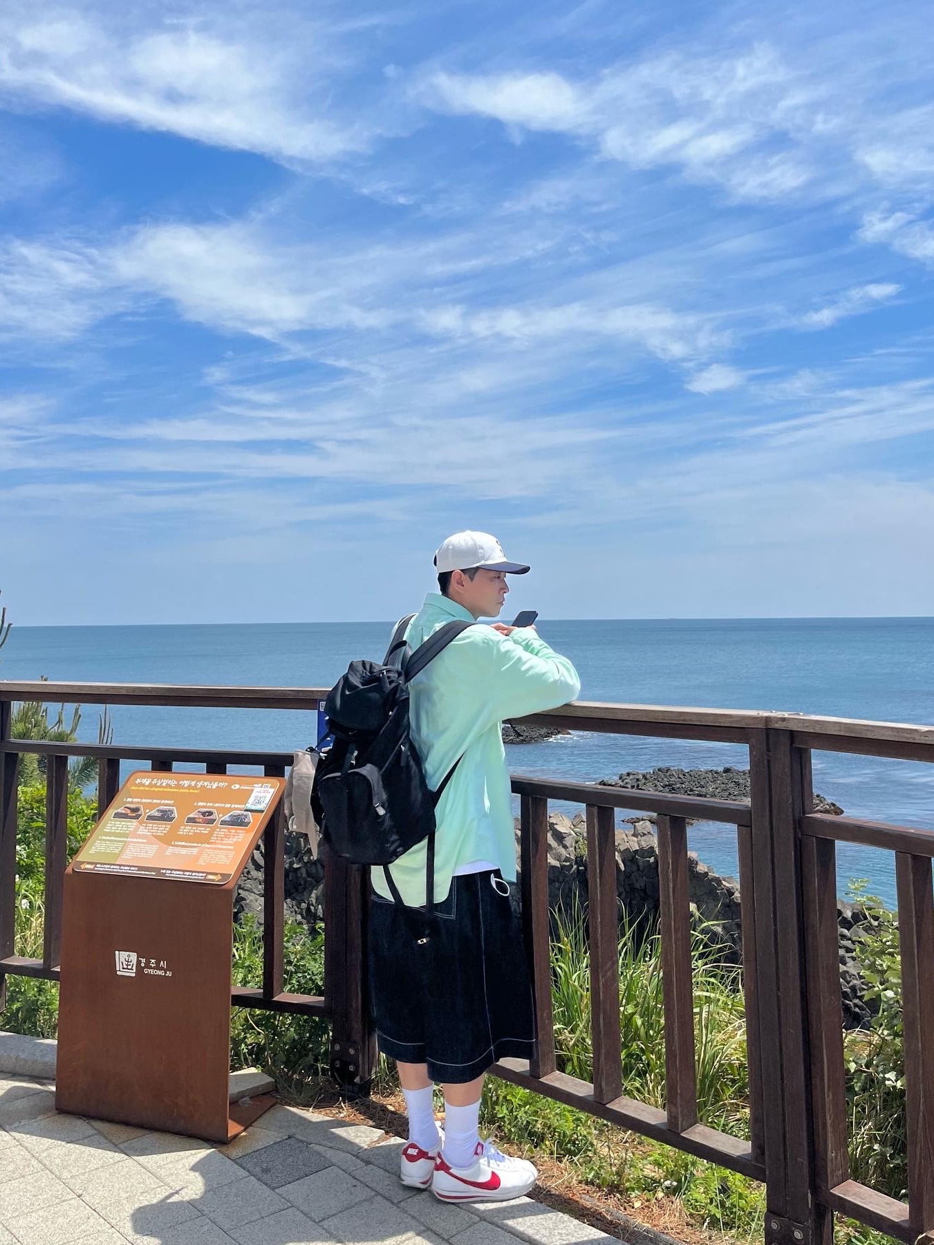 Prada Re-Nylon and Saffiano Leather Backpack Black, Nike Classic Cortez Leather SE Sail Gym Red 착용 스타일 - 1