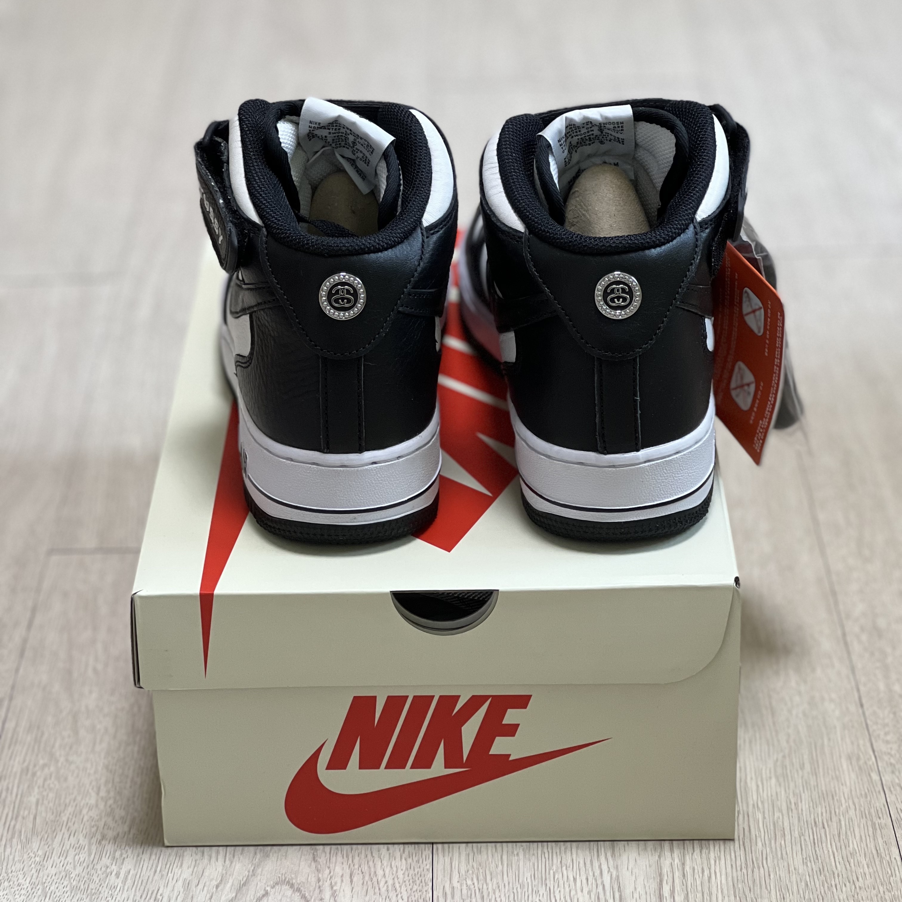 Nike x Stussy Air Force 1 '07 Mid SP Black and Light Bone 착용 스타일 - 3