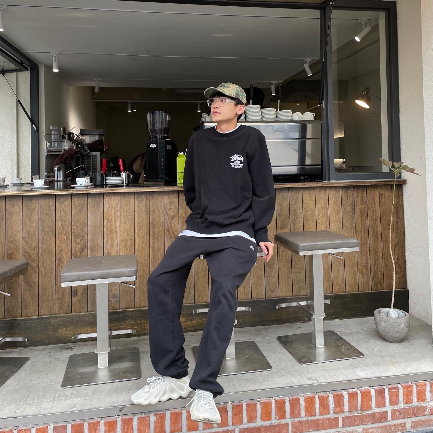 Stussy Stock DSM Los Angeles Crew Black, Stussy Overdyed Sweatpants Black 2021 착용 스타일