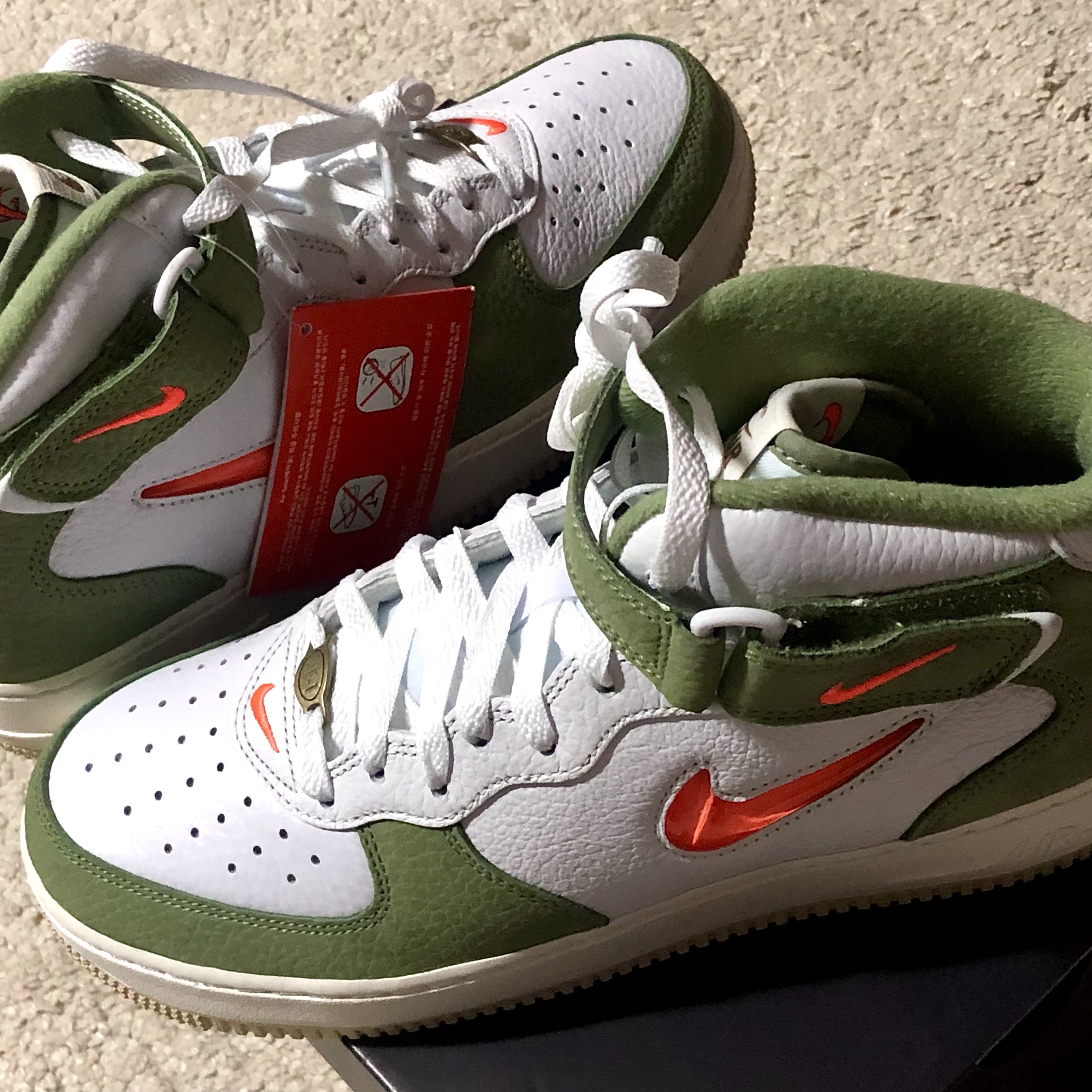 Nike Air Force 1 Mid '07 QS Olive Green and Total Orange 착용 스타일