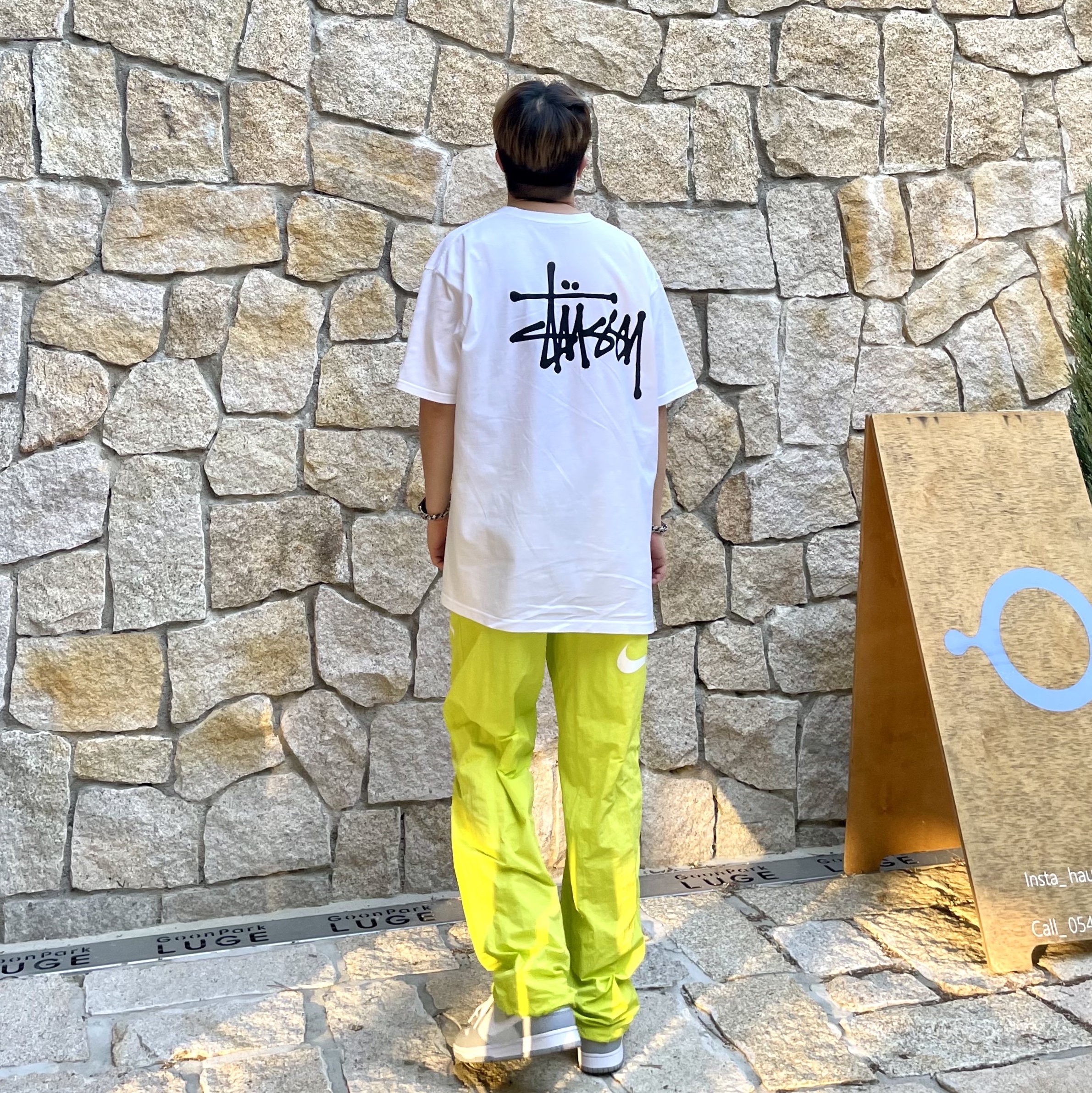 Stussy Basic Stussy T-Shirt White 2022, Nike x Stussy Beach Pants Bright Cactus 착용 스타일 - 2
