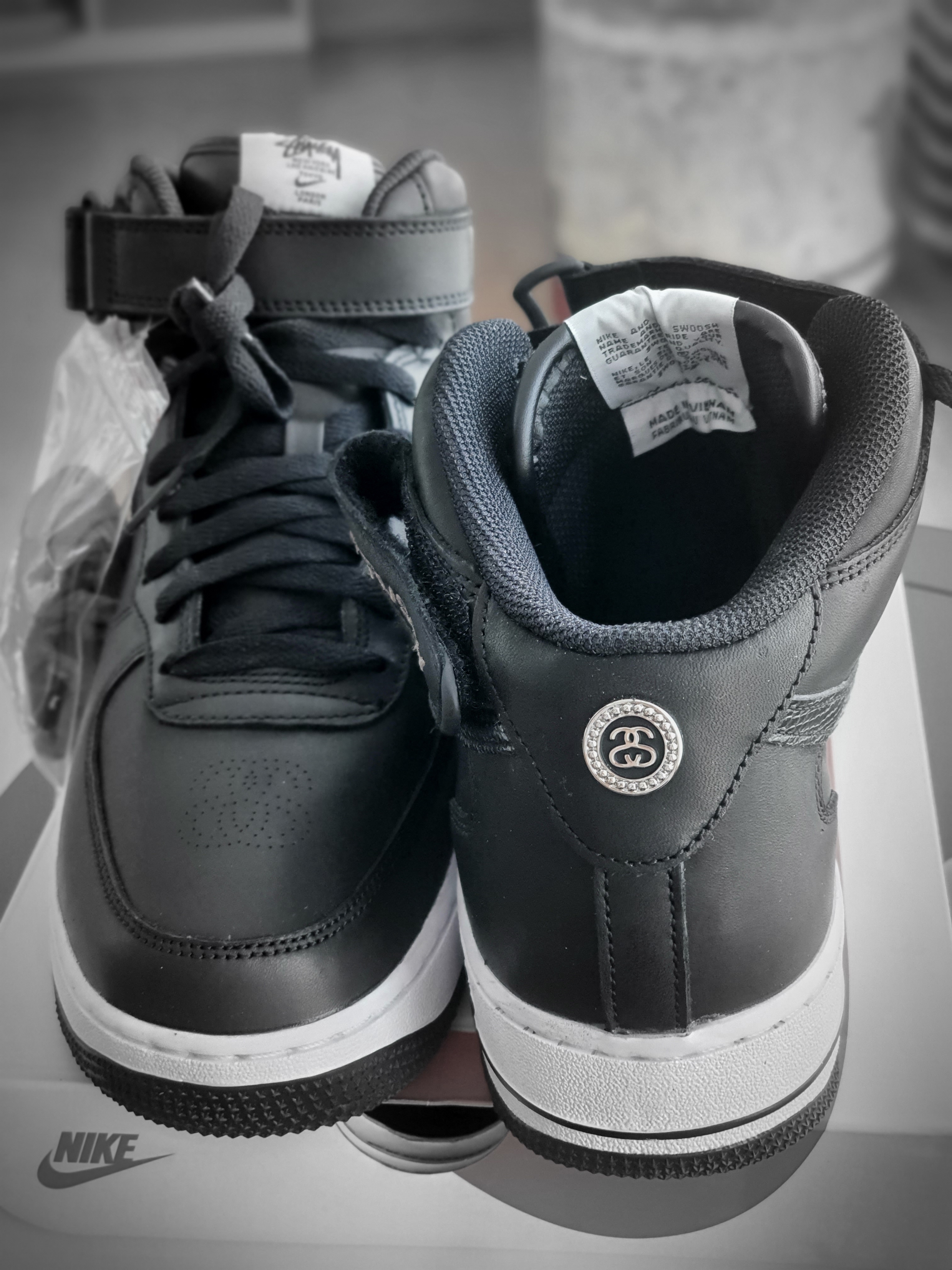 Nike x Stussy Air Force 1 '07 Mid SP Black 착용 스타일 - 1