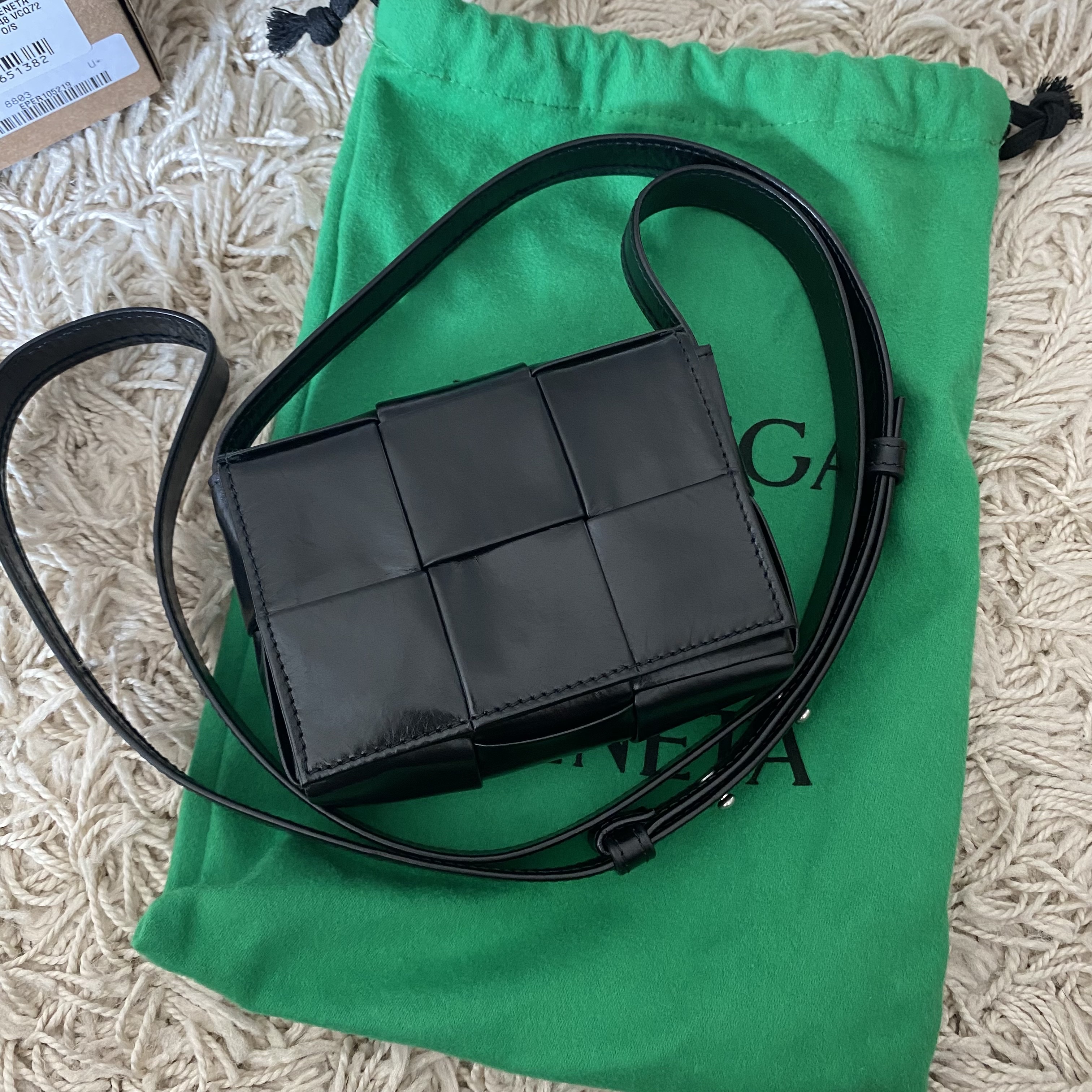 Bottega Veneta Mini Leather Cassette Black 착용 스타일