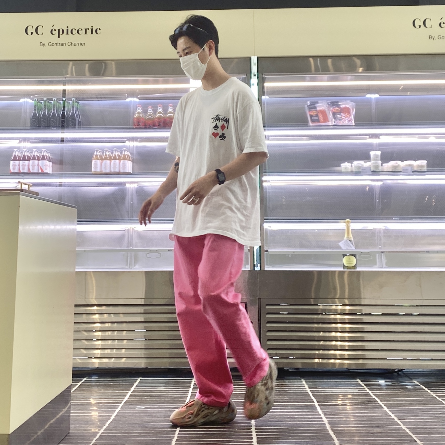 Stussy Full Deck 2 T-Shirt White, Adidas Yeezy Foam RNNR MX Sand Grey 착용 스타일