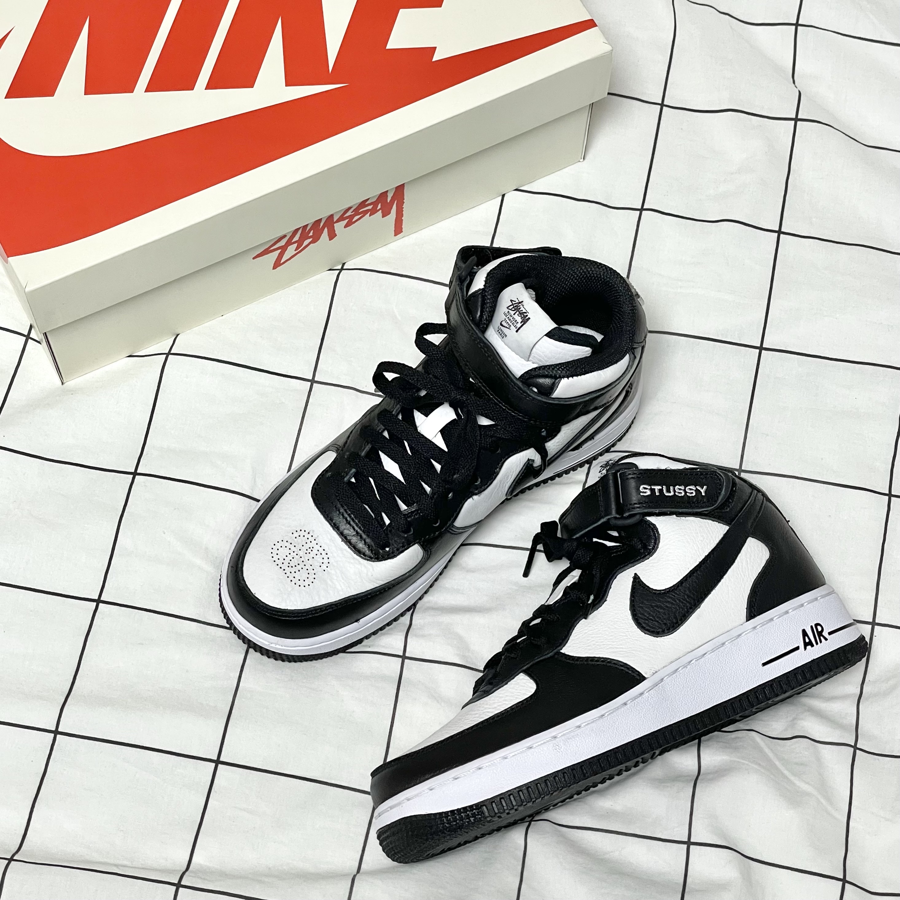 Nike x Stussy Air Force 1 '07 Mid SP Black and Light Bone 착용 스타일 - 1