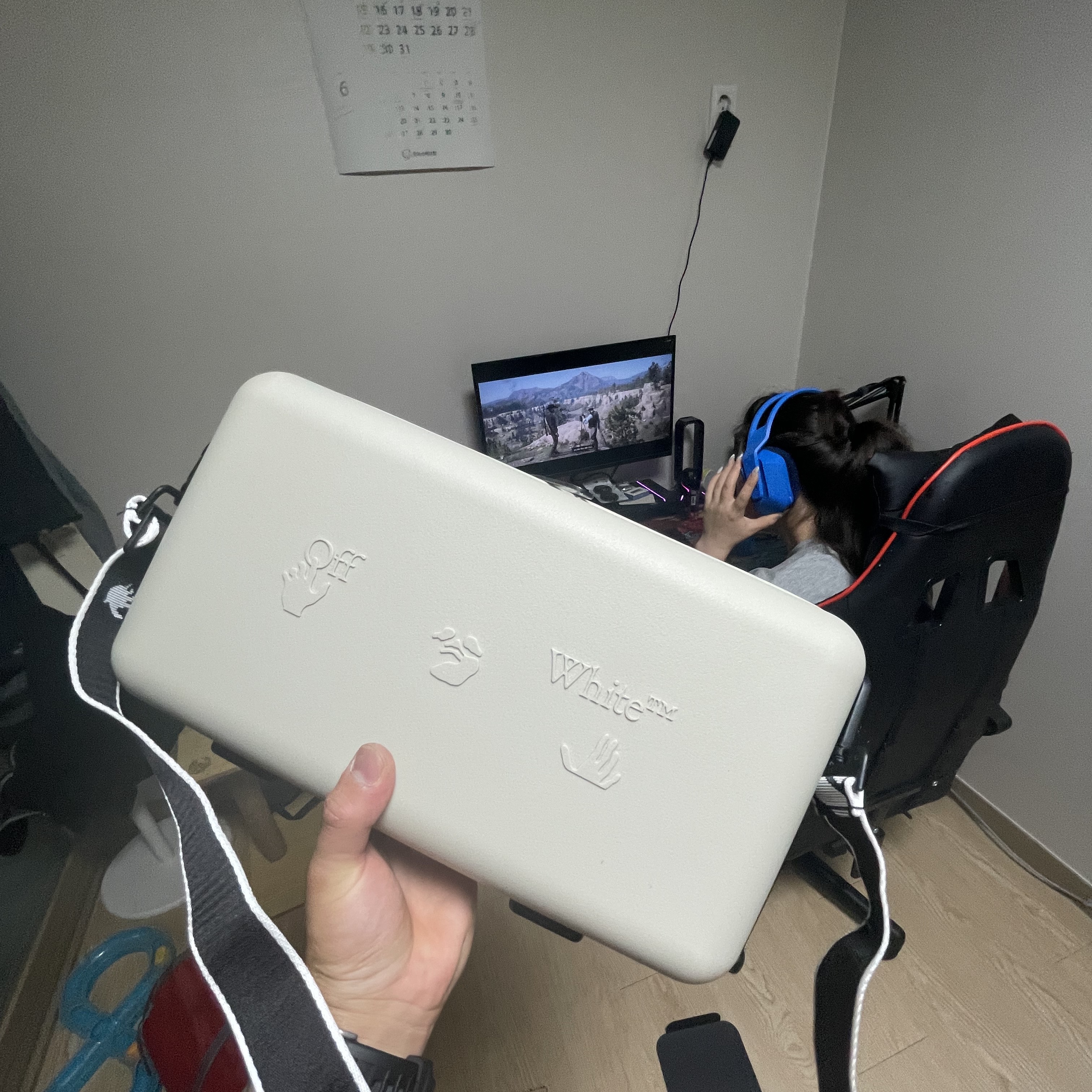 Off-White x Amore Pacific Protection Box (Without Cosmetics) 착용 스타일 - 5