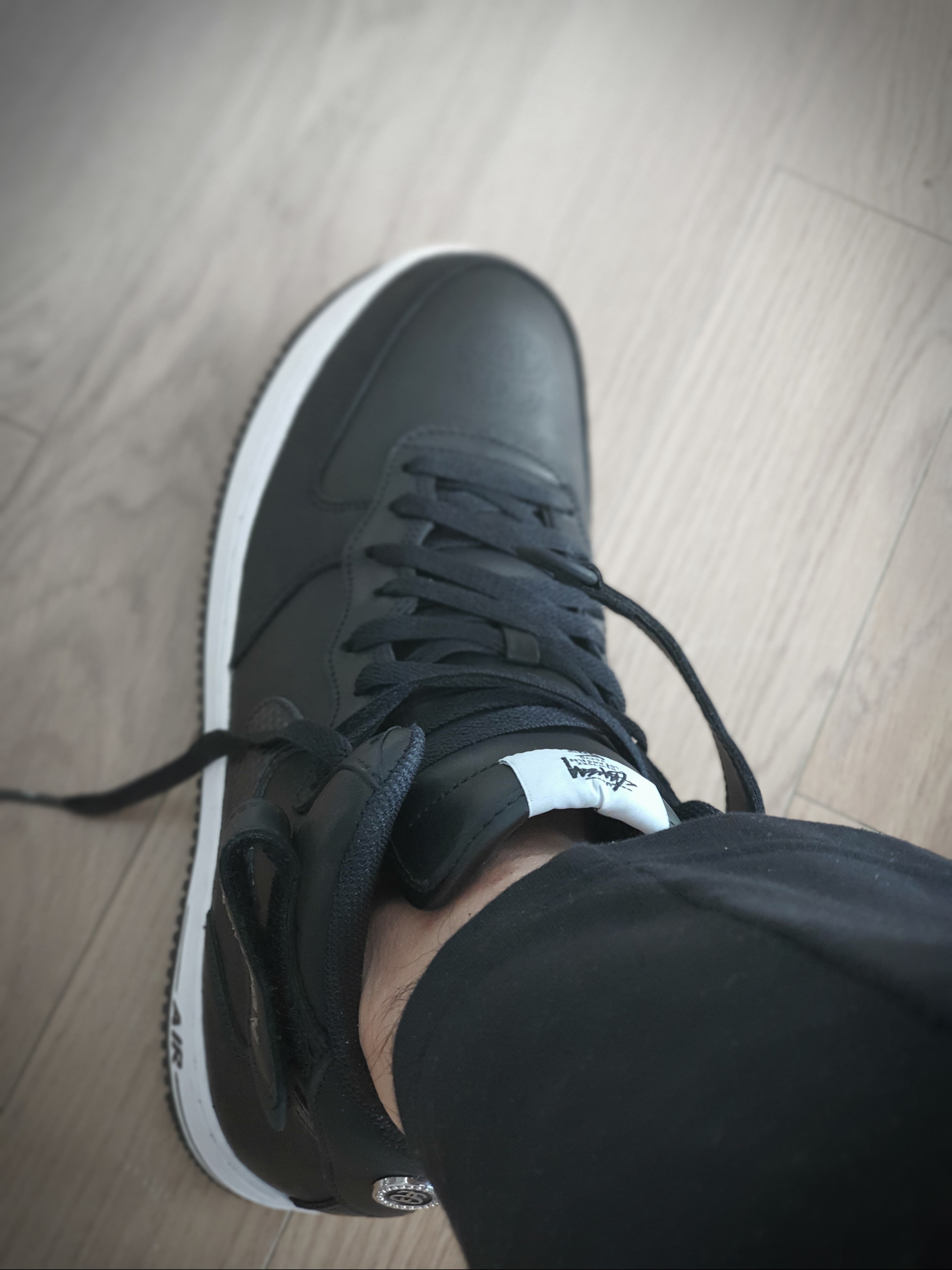 Nike x Stussy Air Force 1 '07 Mid SP Black 착용 스타일 - 4