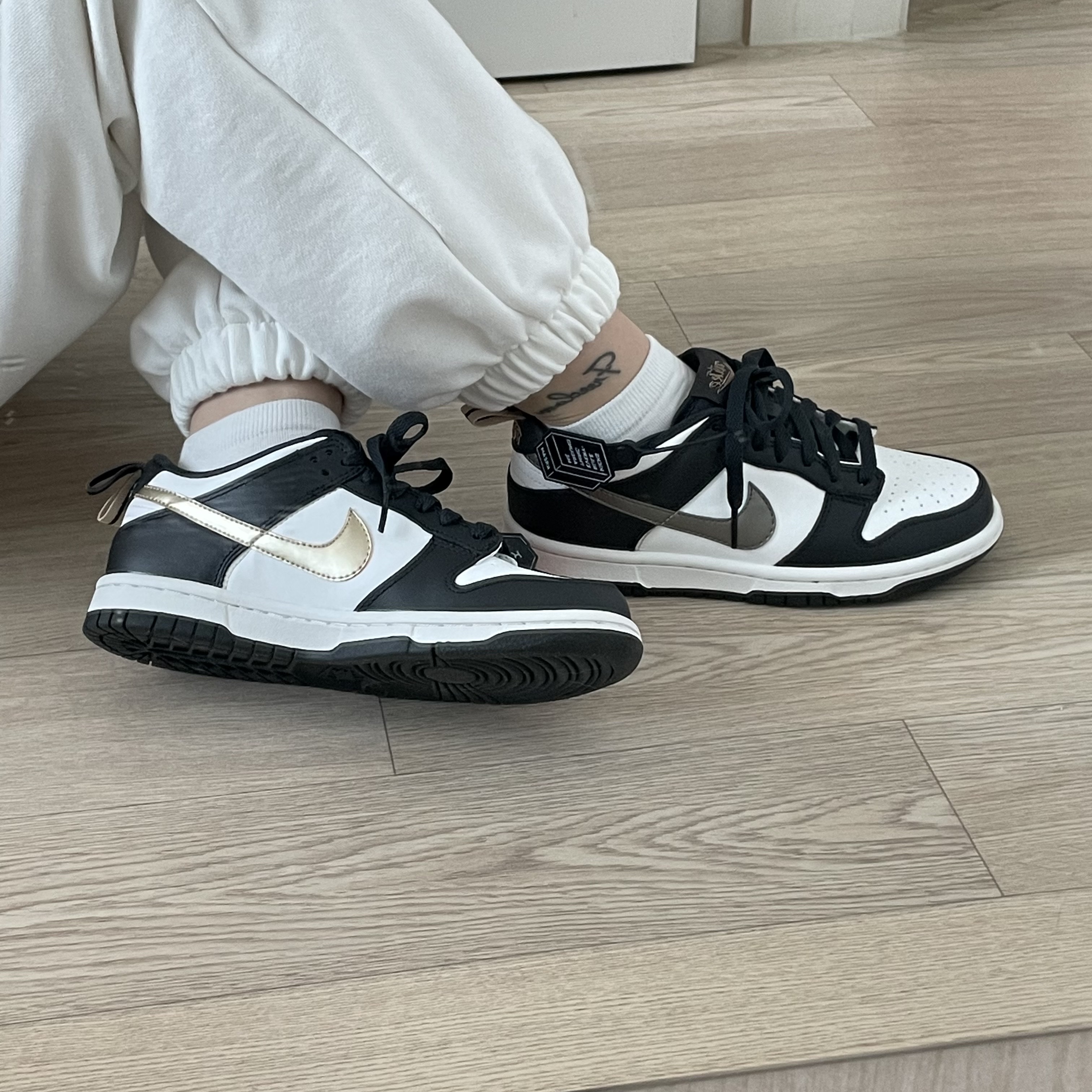 (GS) Nike Dunk Low SE Off Noir Summit White Metallic Pewter 착용 스타일 - 1