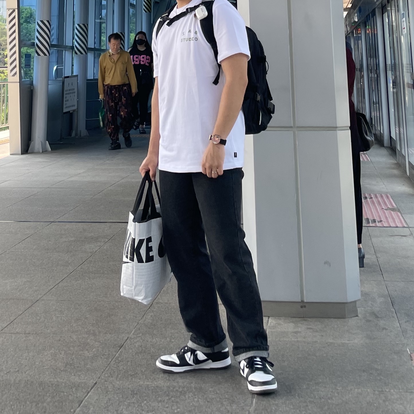 IAB Studio T-Shirt White Light Green, Nike Dunk Low Retro Black 착용 스타일