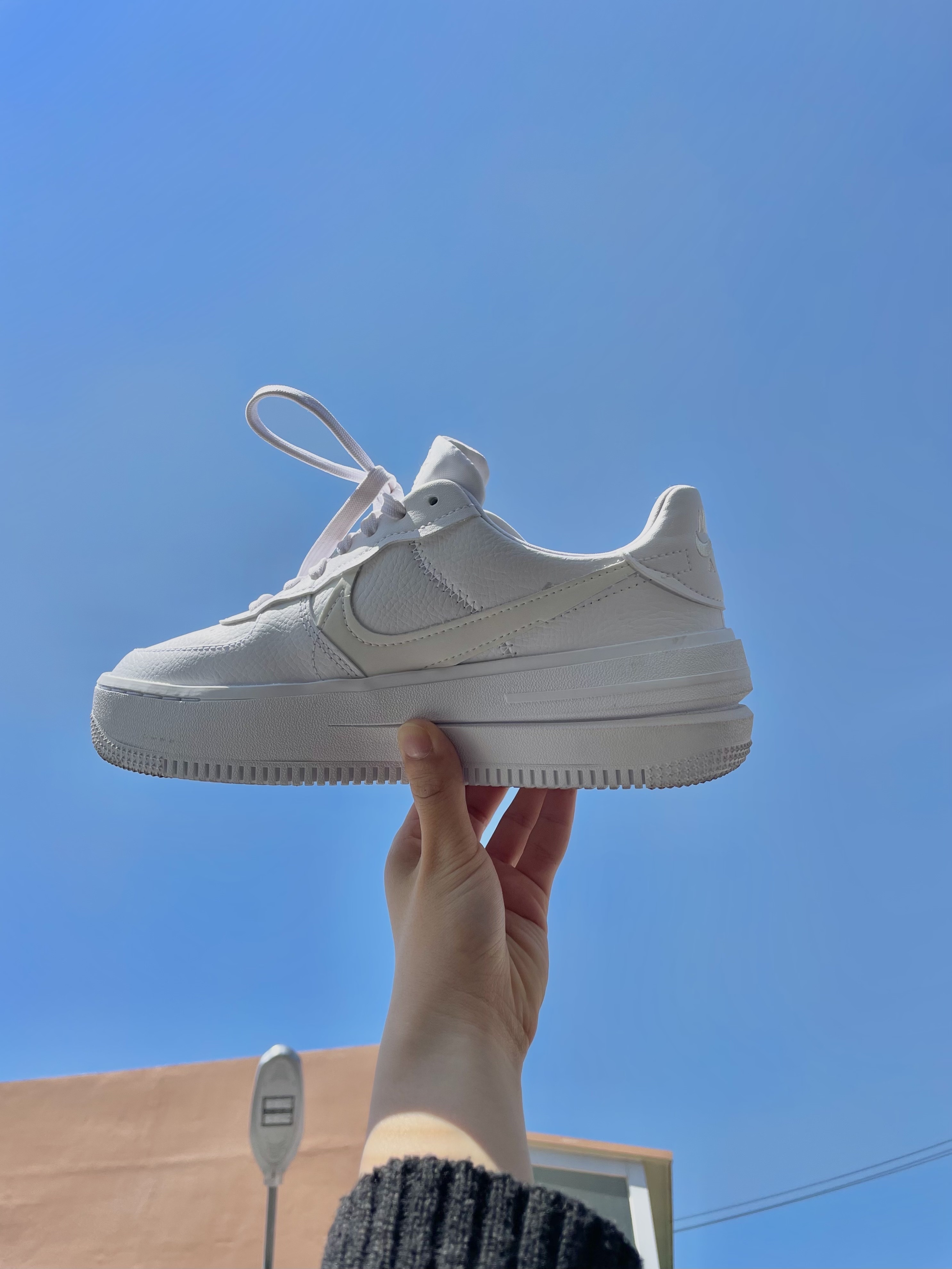 (W) Nike Air Force 1 PLT.AF.ORM Triple White 착용 스타일