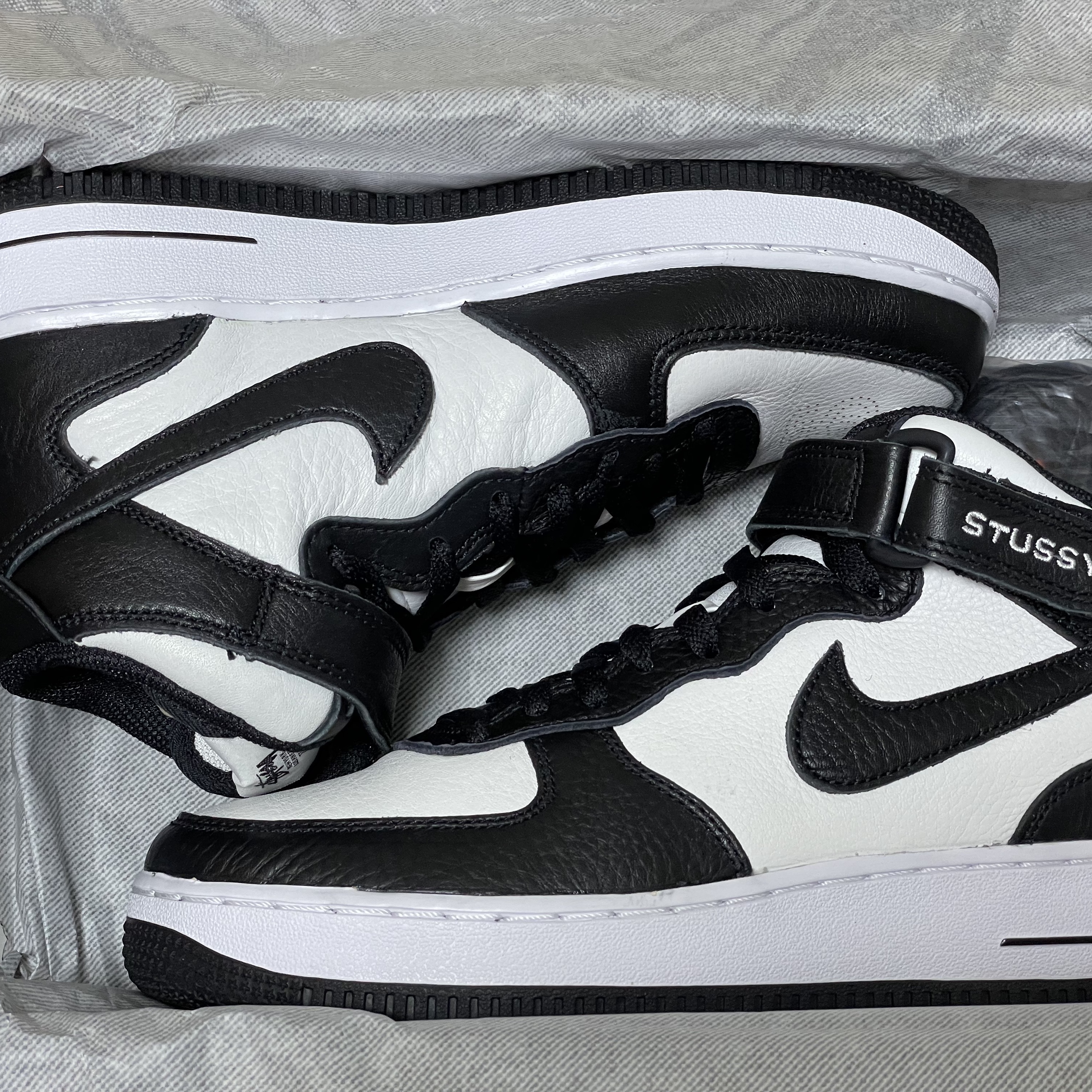 Nike x Stussy Air Force 1 '07 Mid SP Black and Light Bone 착용 스타일 - 1
