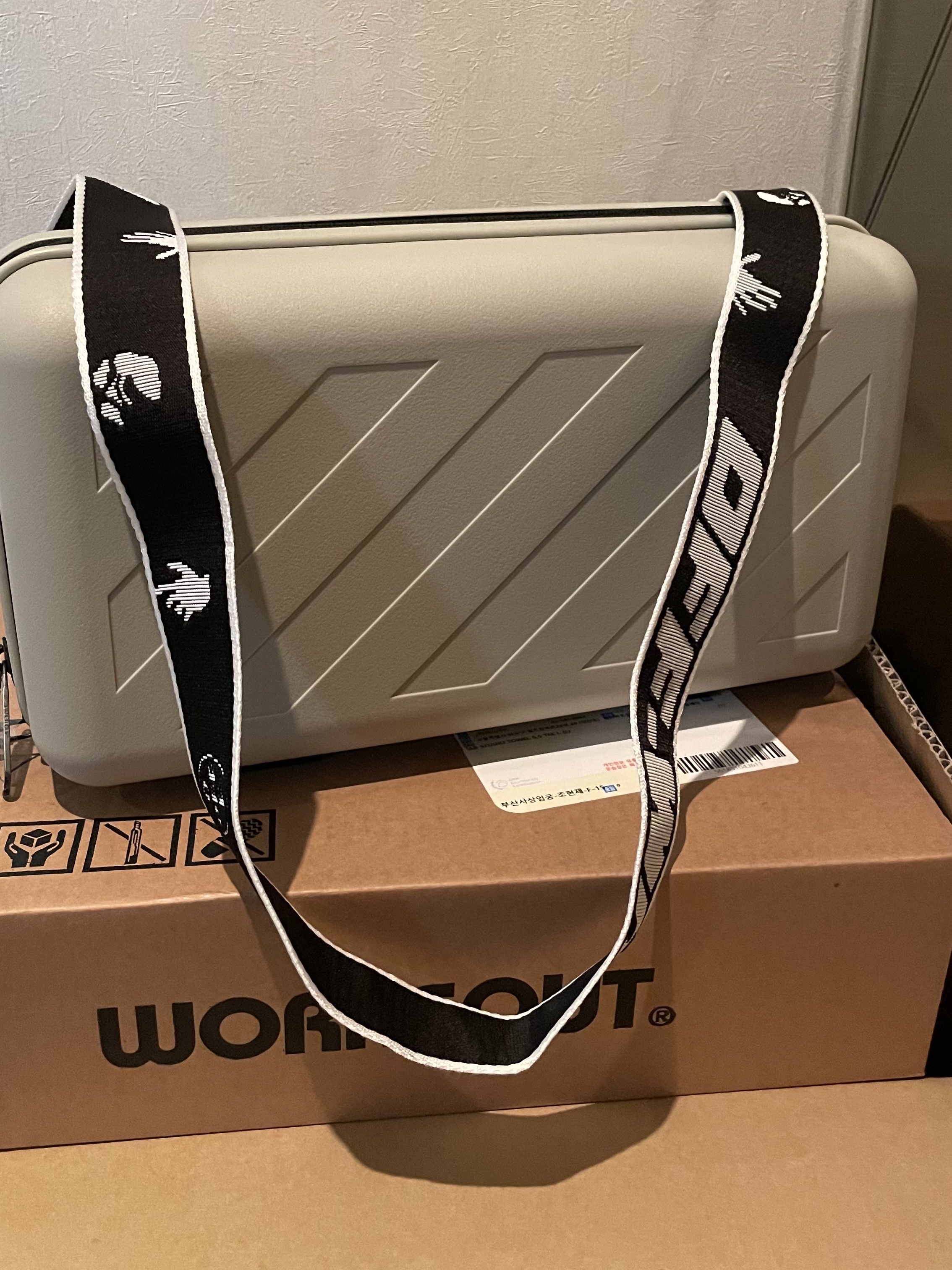 Off-White x Amore Pacific Protection Box (Without Cosmetics) 착용 스타일 - 1
