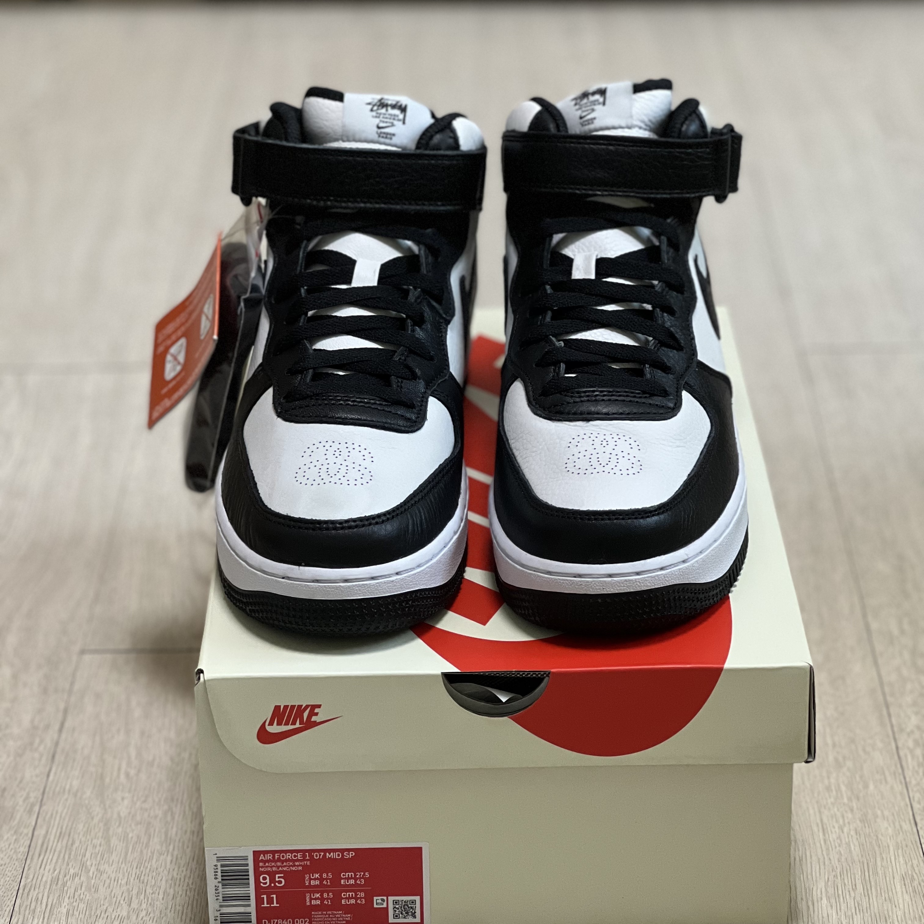 Nike x Stussy Air Force 1 '07 Mid SP Black and Light Bone 착용 스타일 - 2