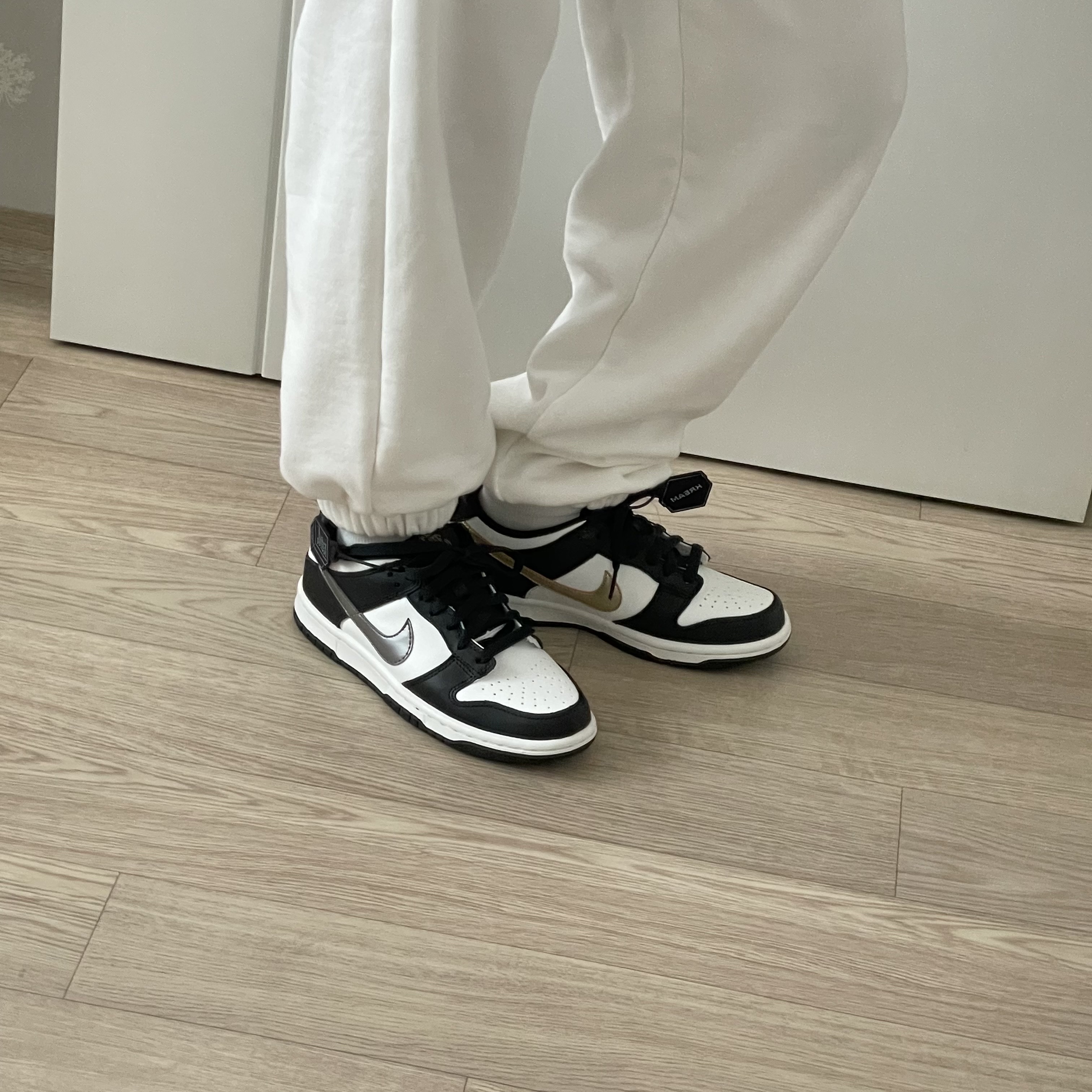 (GS) Nike Dunk Low SE Off Noir Summit White Metallic Pewter 착용 스타일 - 3