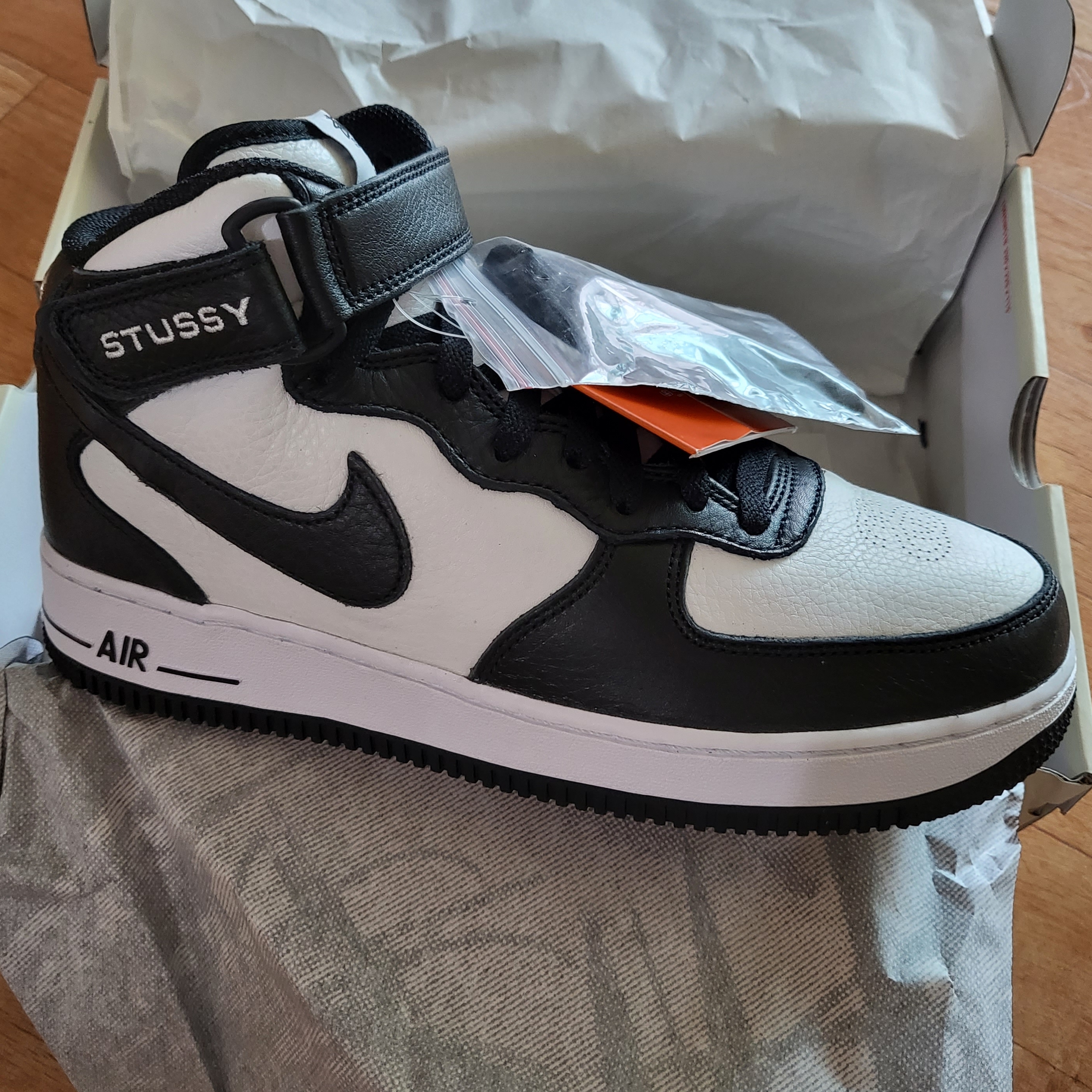 Nike x Stussy Air Force 1 '07 Mid SP Black and Light Bone 착용 스타일