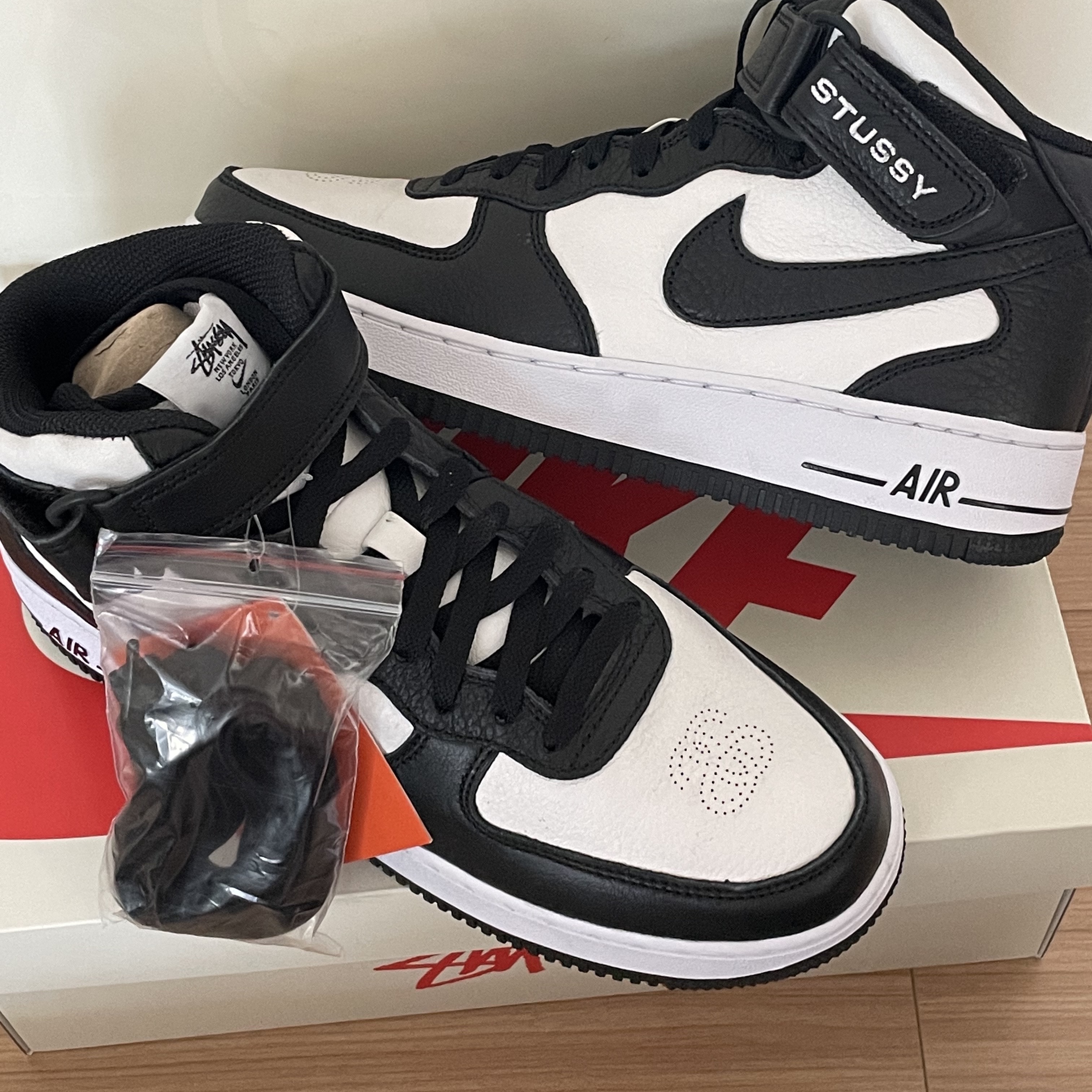 Nike x Stussy Air Force 1 '07 Mid SP Black and Light Bone 착용 스타일 - 2
