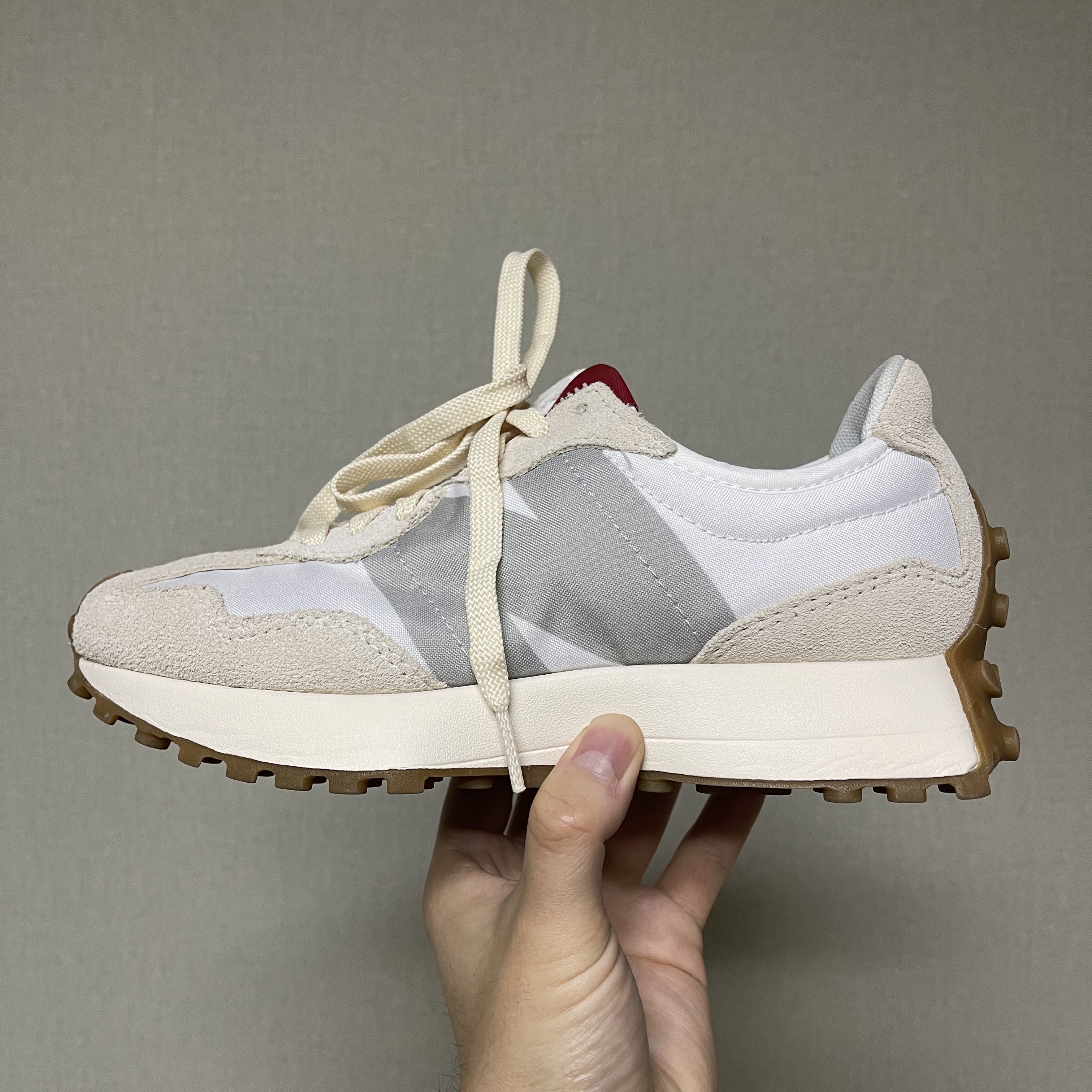 New Balance 327 White Silver Gum 착용 스타일 - 1