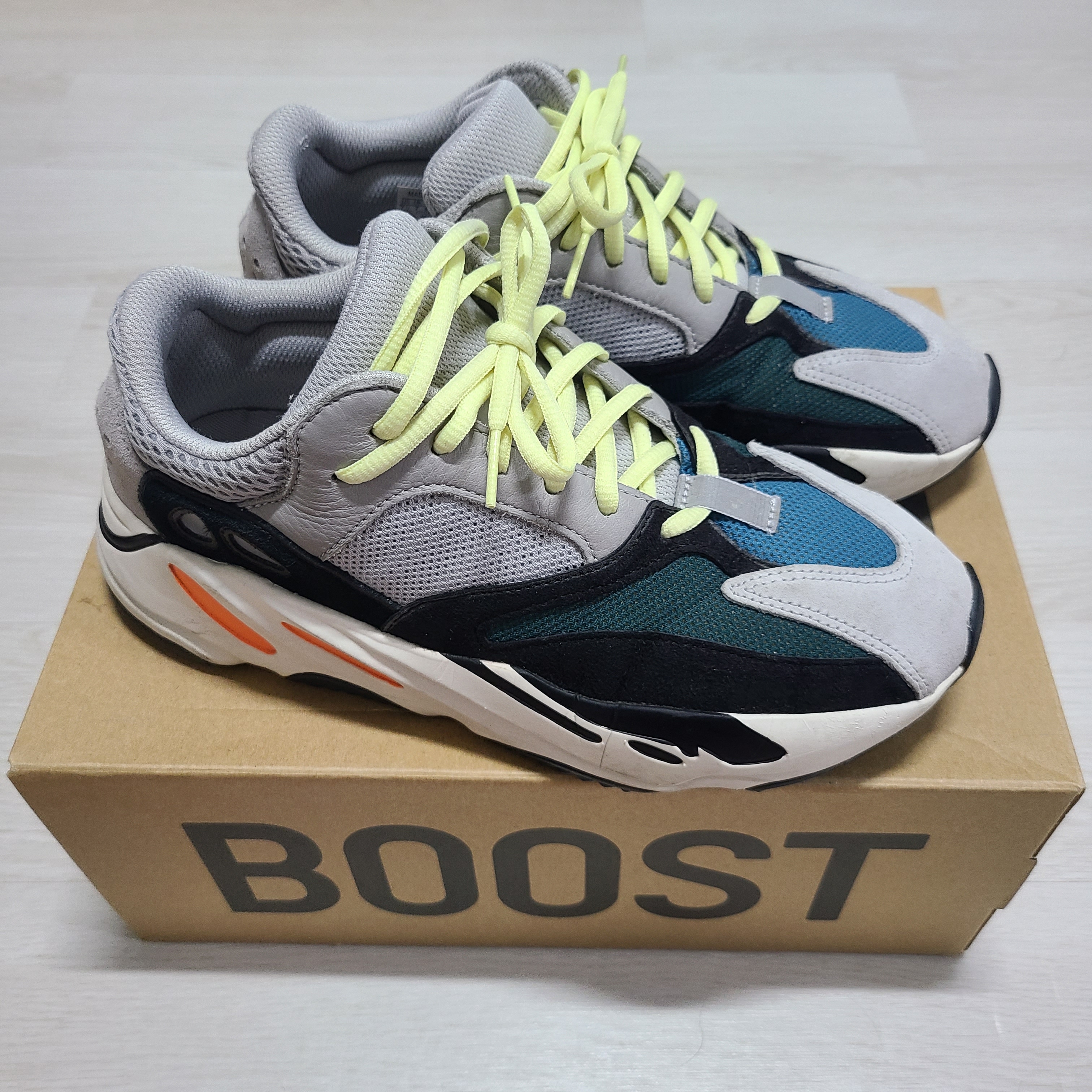 Adidas Yeezy Boost 700 Wave Runner Solid Grey 2021/2022 착용 스타일
