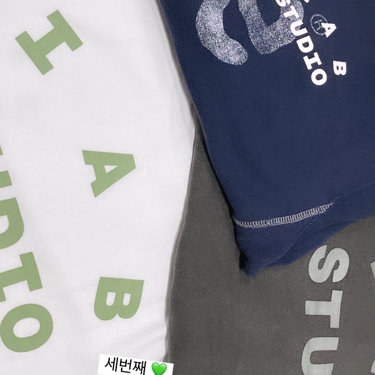 IAB Studio T-Shirt White Light Green, IAB Studio x Lee Pigment Sweatshirt Indigo Navy 착용 스타일