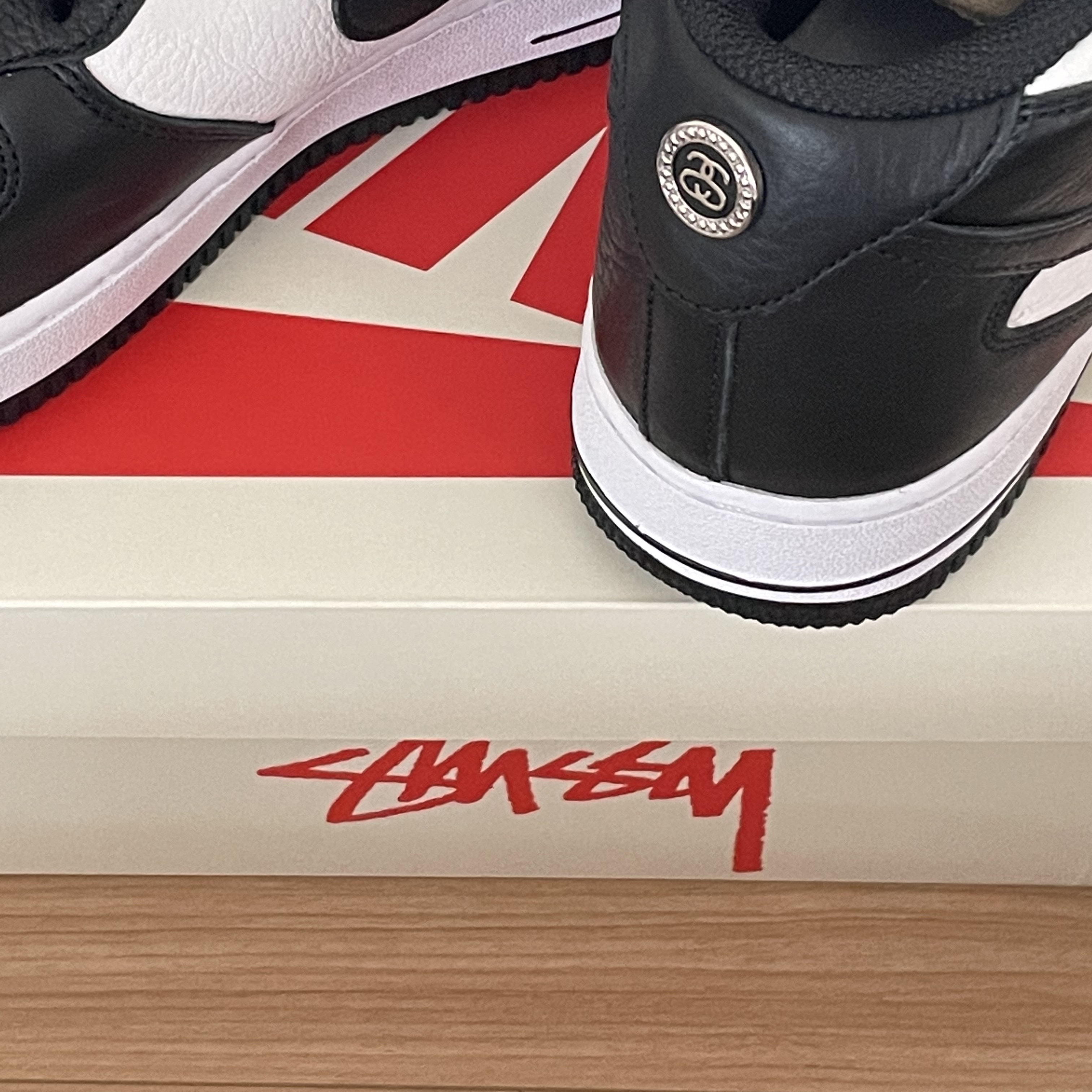Nike x Stussy Air Force 1 '07 Mid SP Black and Light Bone 착용 스타일 - 4