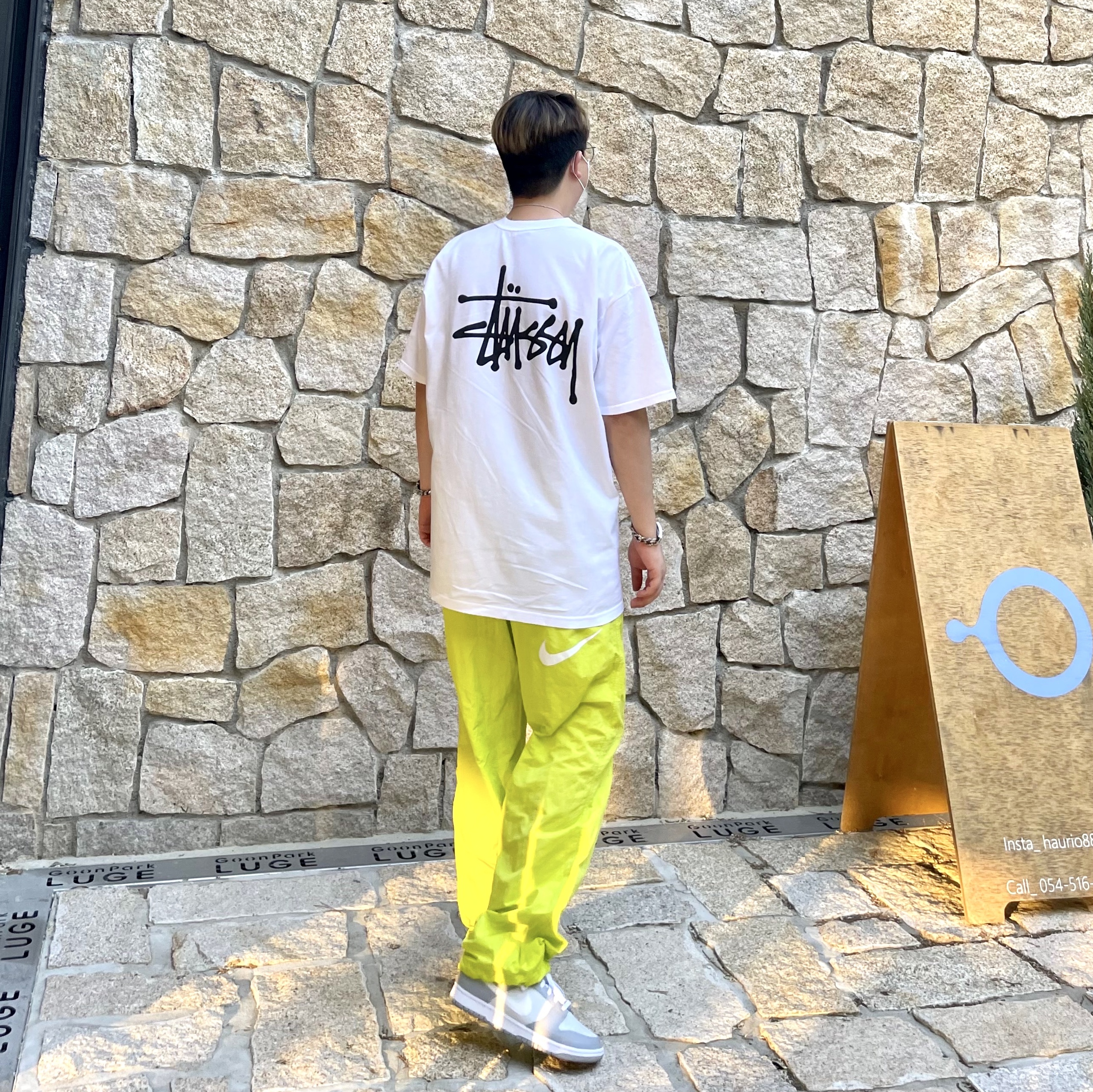 Stussy Basic Stussy T-Shirt White 2022, Nike x Stussy Beach Pants Bright Cactus 착용 스타일 - 1