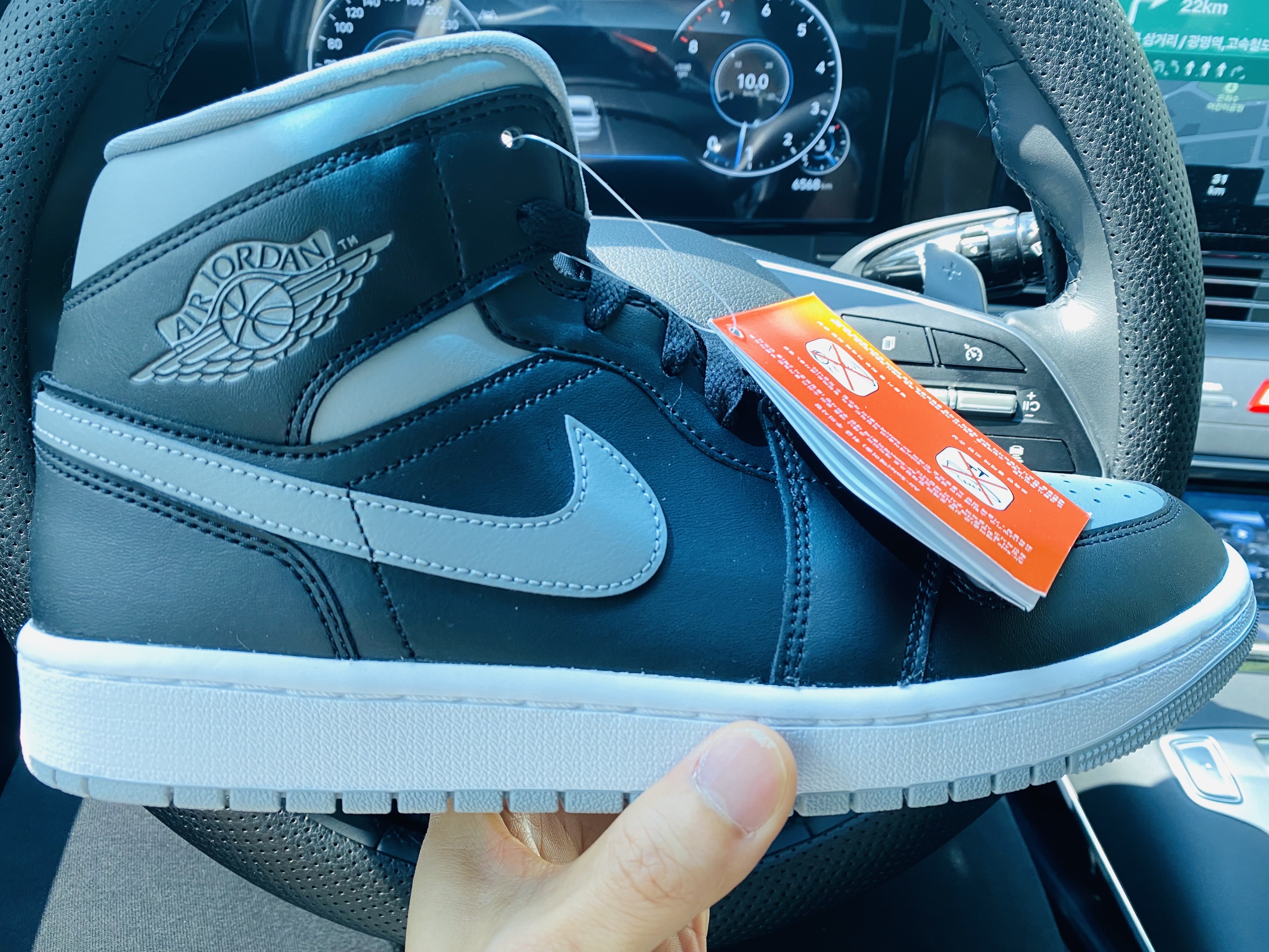 (W) Jordan 1 Mid Black Particle Grey 착용 스타일 - 1
