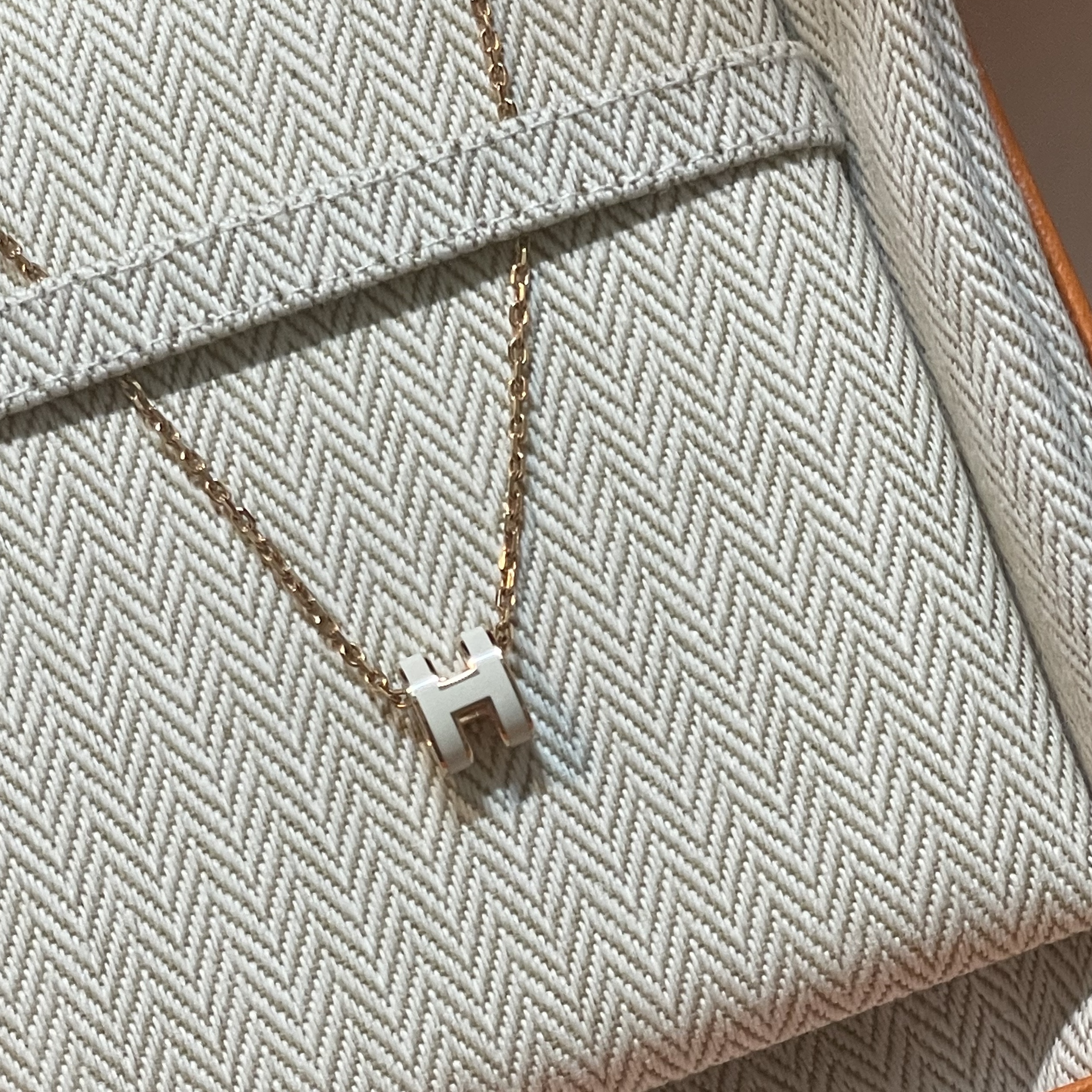 (W) Hermes Mini Pop H Pendant Rose Gold & Blanc 착용 스타일 - 2