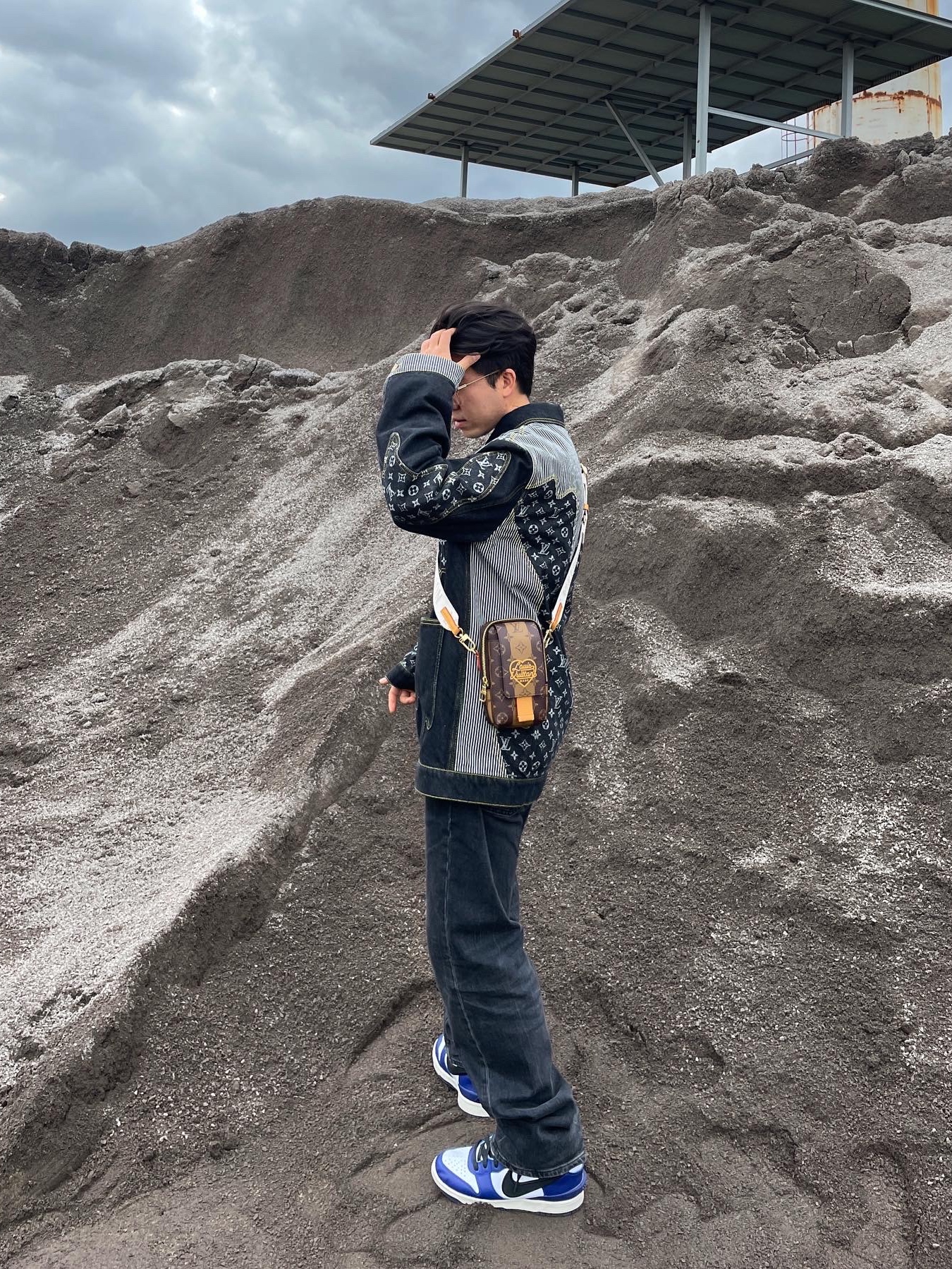 Nike x Ambush Dunk High Deep Royal Blue, Louis Vuitton x Nigo Crazy Denim Workwear Jacket Black 착용 스타일 - 1