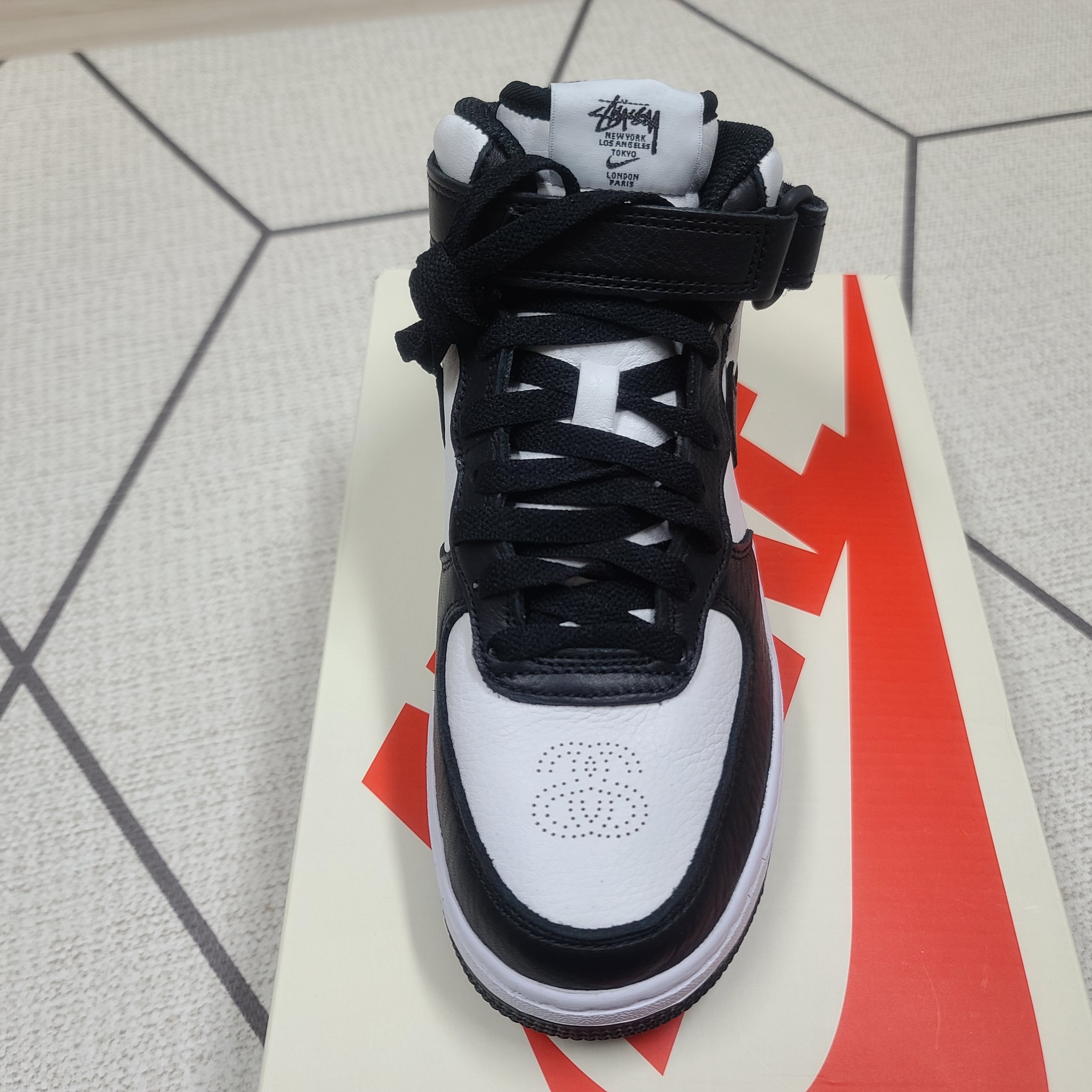 Nike x Stussy Air Force 1 '07 Mid SP Black and Light Bone 착용 스타일
