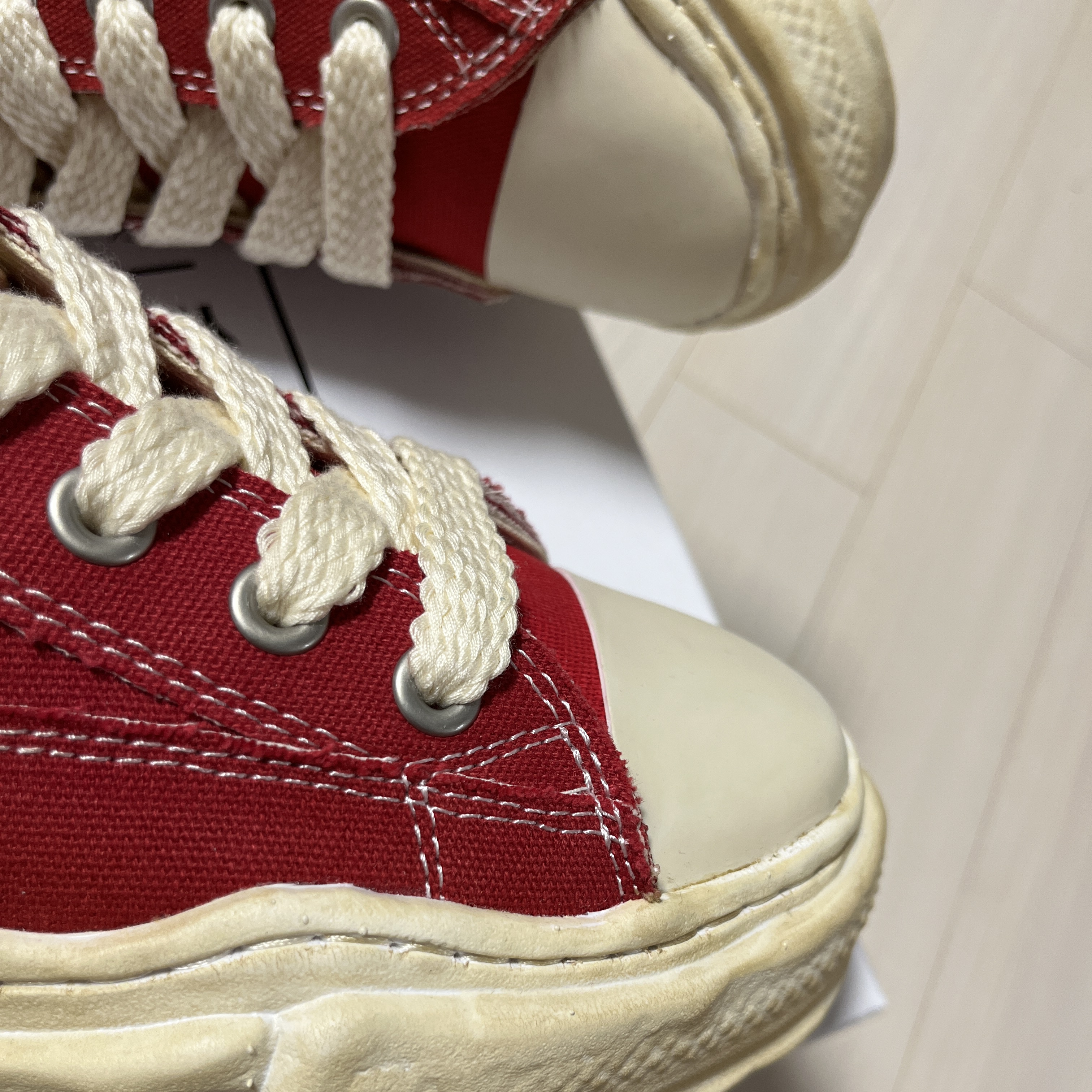 Zara x Ader Error Slit Jeans Black, Maison Mihara Yasuhiro Peterson OG Sole OD Canvas Low-top Sneakers Red 착용 스타일 - 4