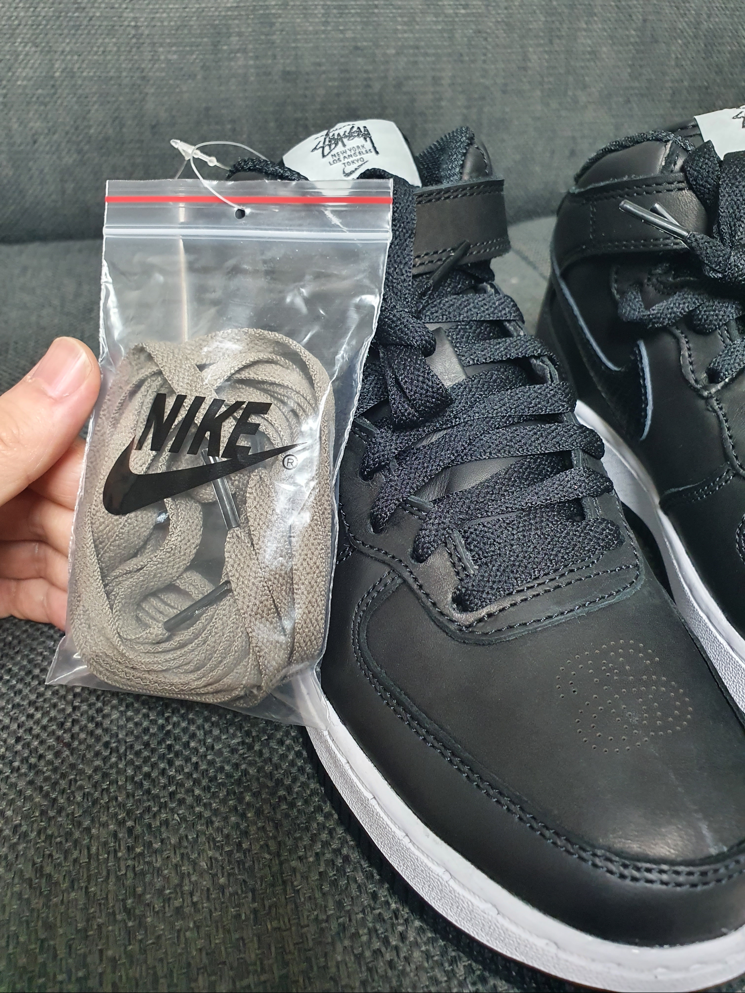 Nike x Stussy Air Force 1 '07 Mid SP Black 착용 스타일 - 5
