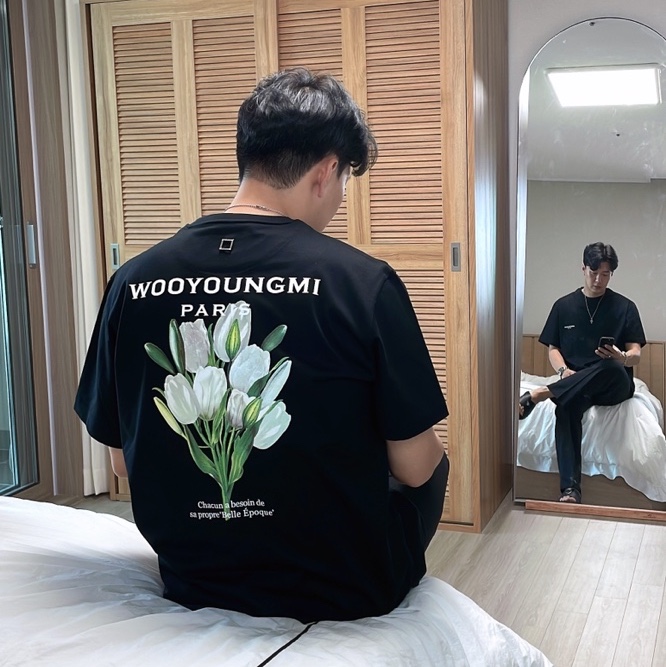 Wooyoungmi Flower Print Back Logo T-Shirt Black - 22SS 착용 스타일 - 2