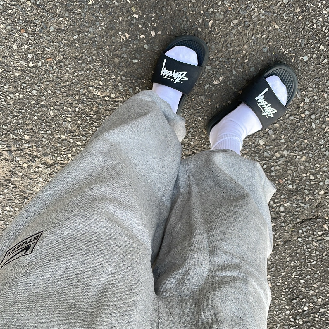 Nike x Stussy NRG RA Fleece Pants Dark Grey Heather (DJ9490-063), Nike x Stussy Benassi Slide Off Noir 착용 스타일