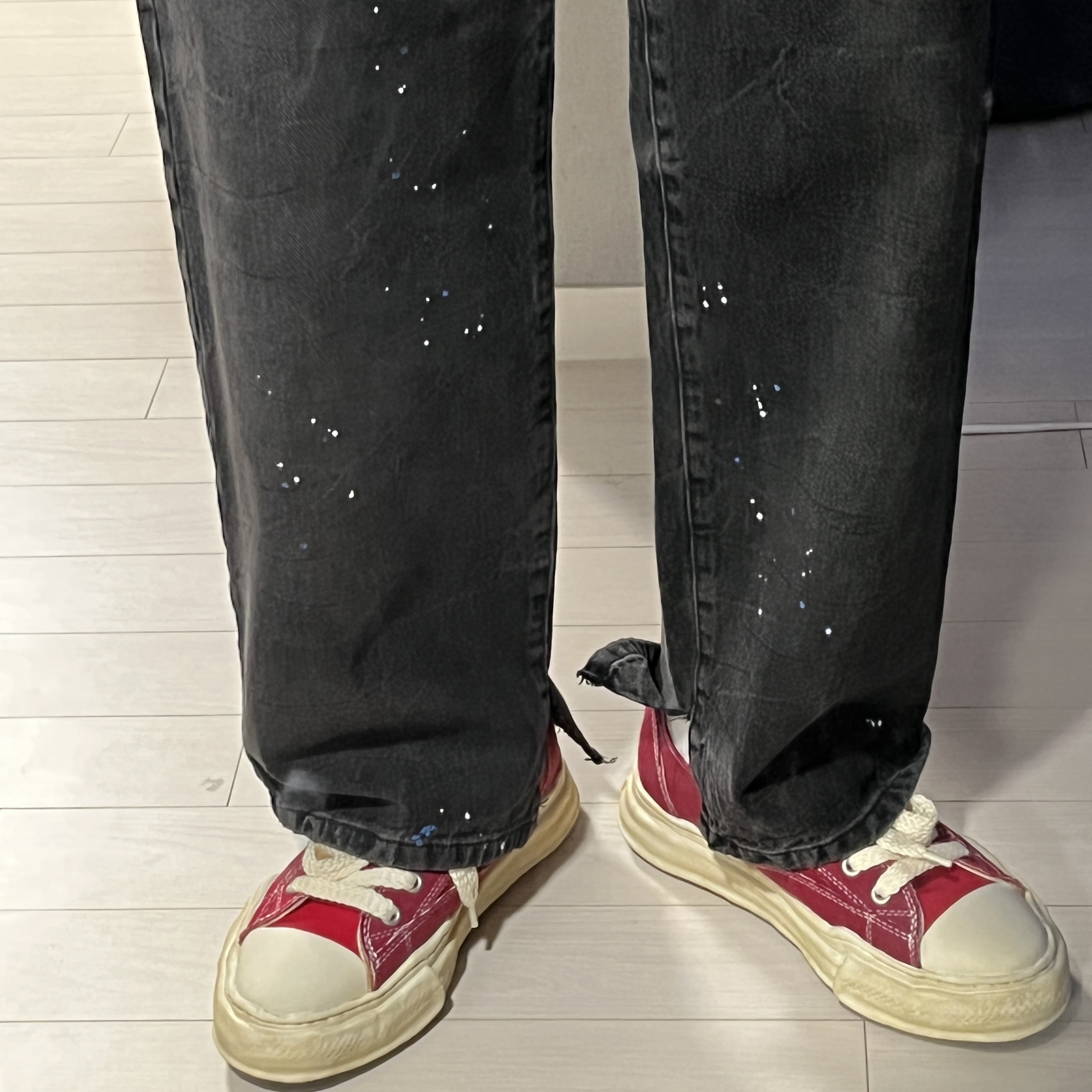 Zara x Ader Error Slit Jeans Black, Maison Mihara Yasuhiro Peterson OG Sole OD Canvas Low-top Sneakers Red 착용 스타일 - 1