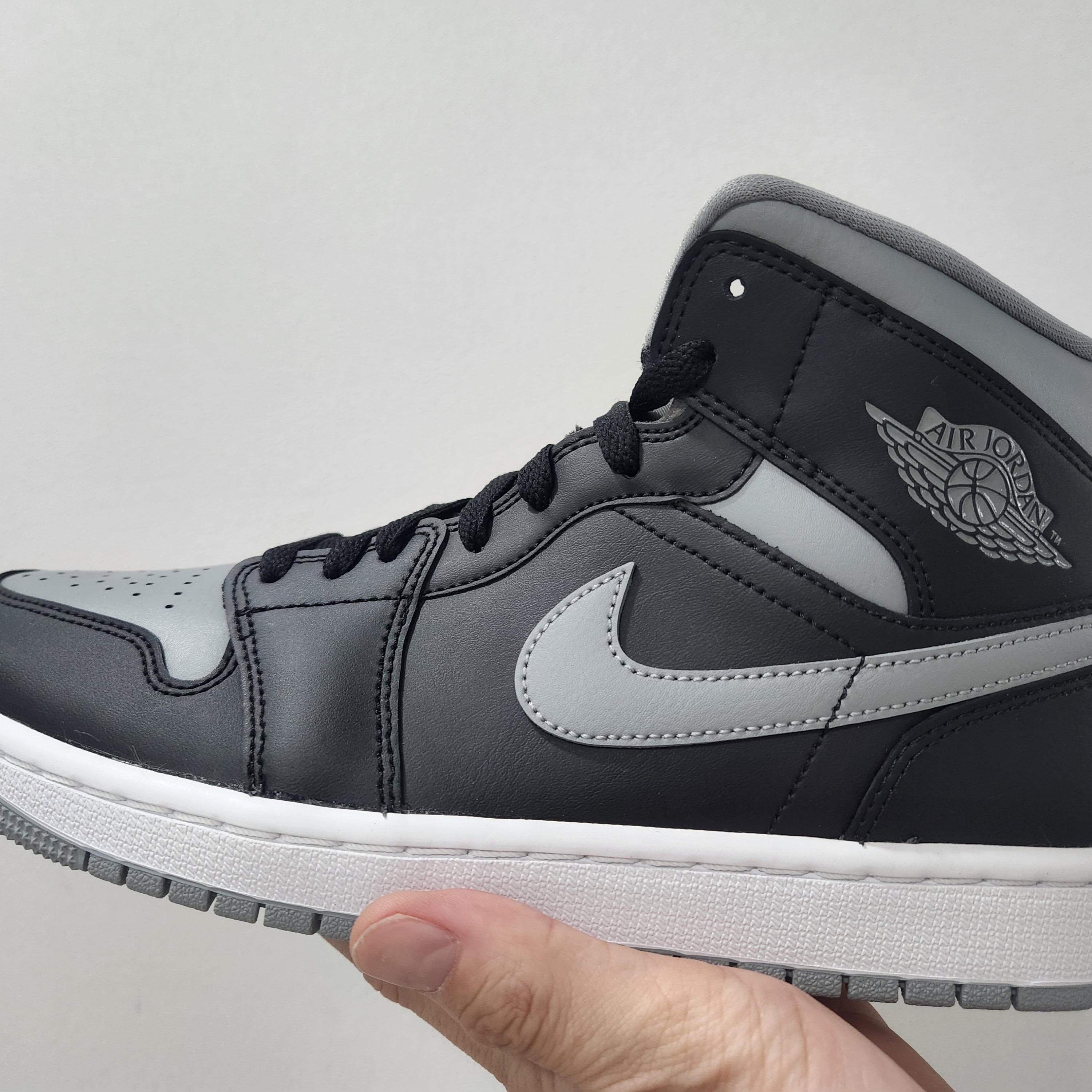 (W) Jordan 1 Mid Black Particle Grey 착용 스타일 - 4