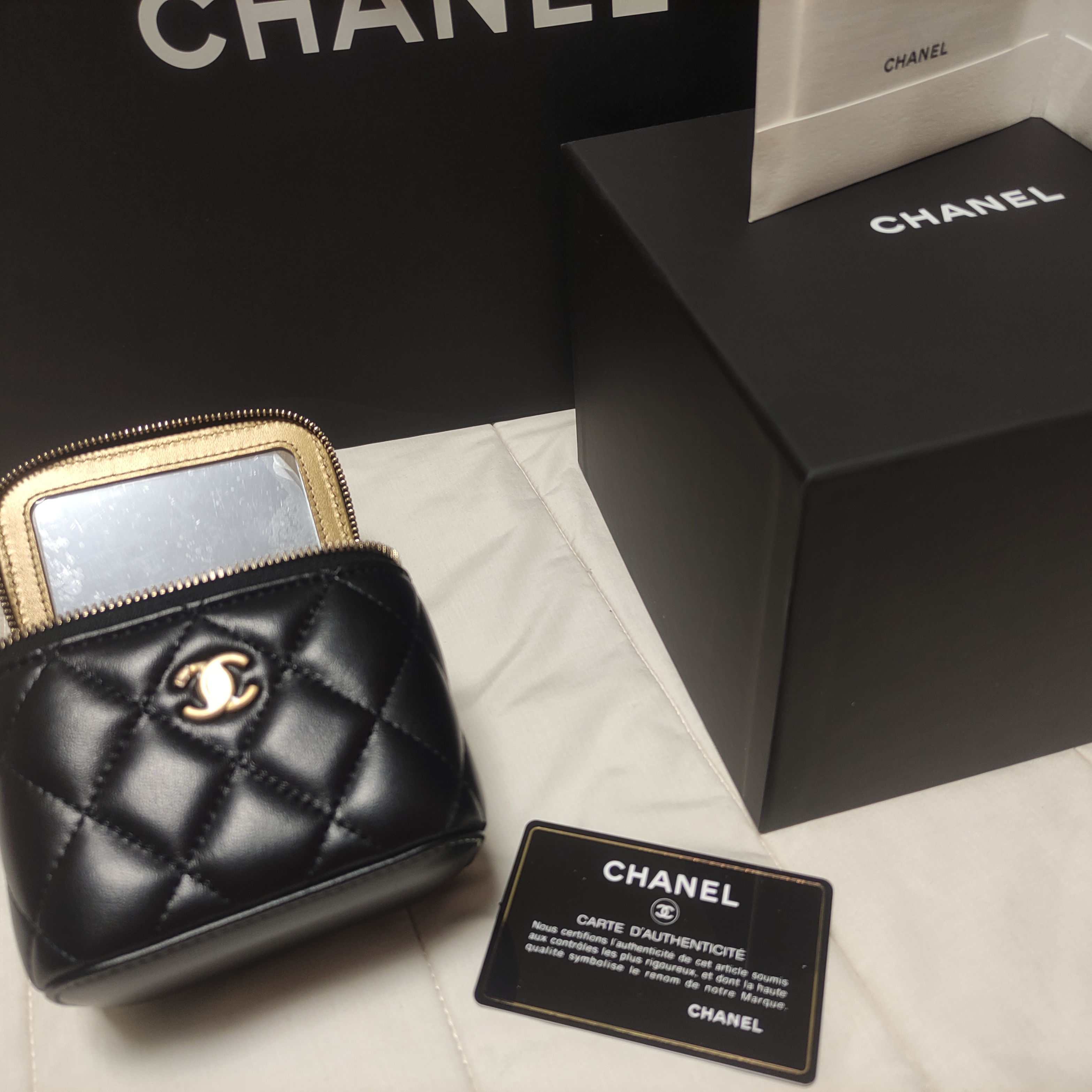Chanel Small Vanity with Chain Lambskin & Gold Black 착용 스타일 - 2