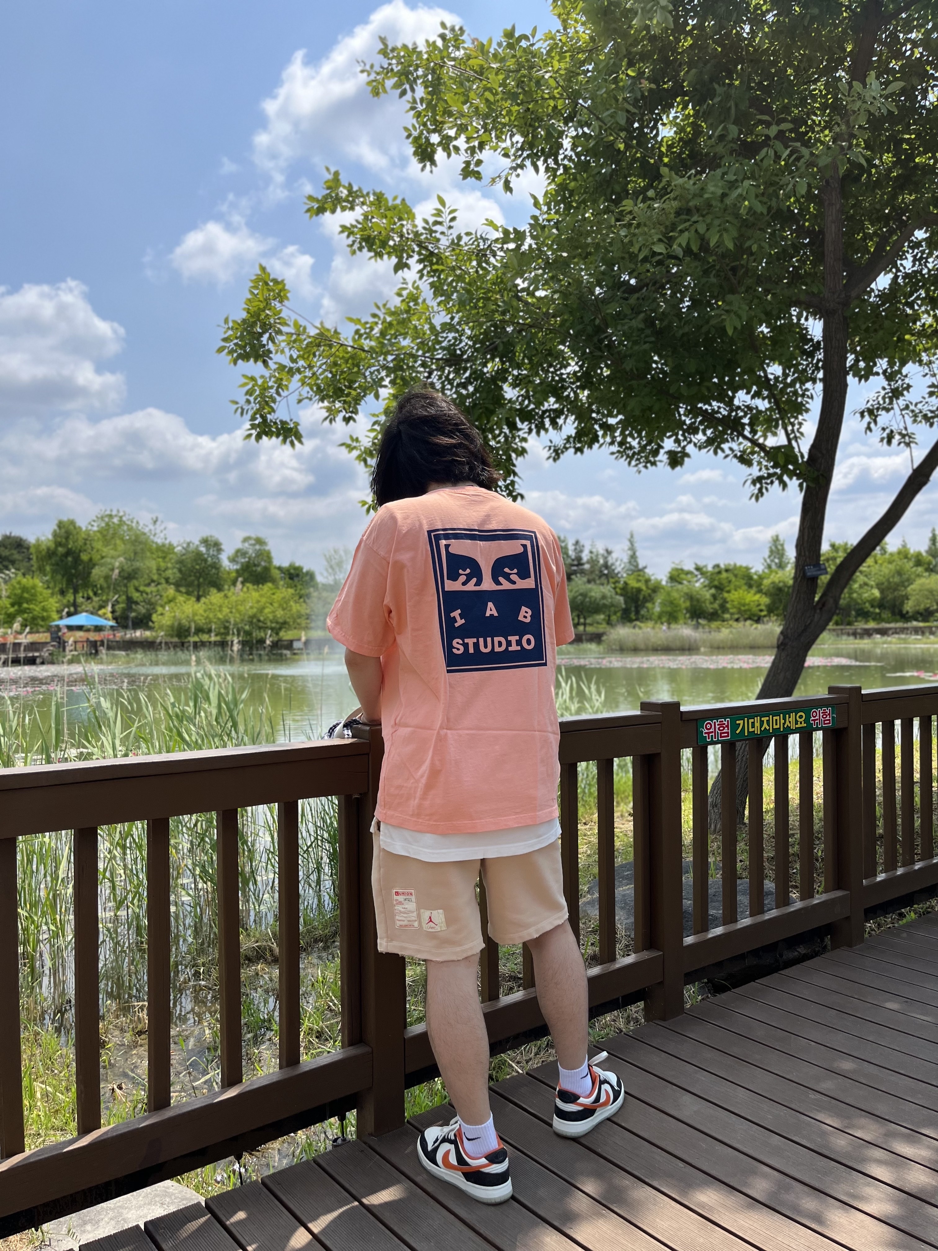 IAB Studio x Obey Eyes Icon T-Shirt Melon, Jordan x Union Fleece Shorts White Onyx - Asia 착용 스타일